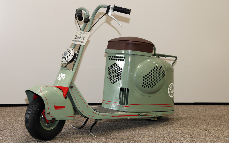 【送料無料】トヨタ博物館限定品 トヨタ博物館収蔵車両 図録 写真集 トヨタ博物館、常設展示していないレアな13台を展示する「お蔵出し展