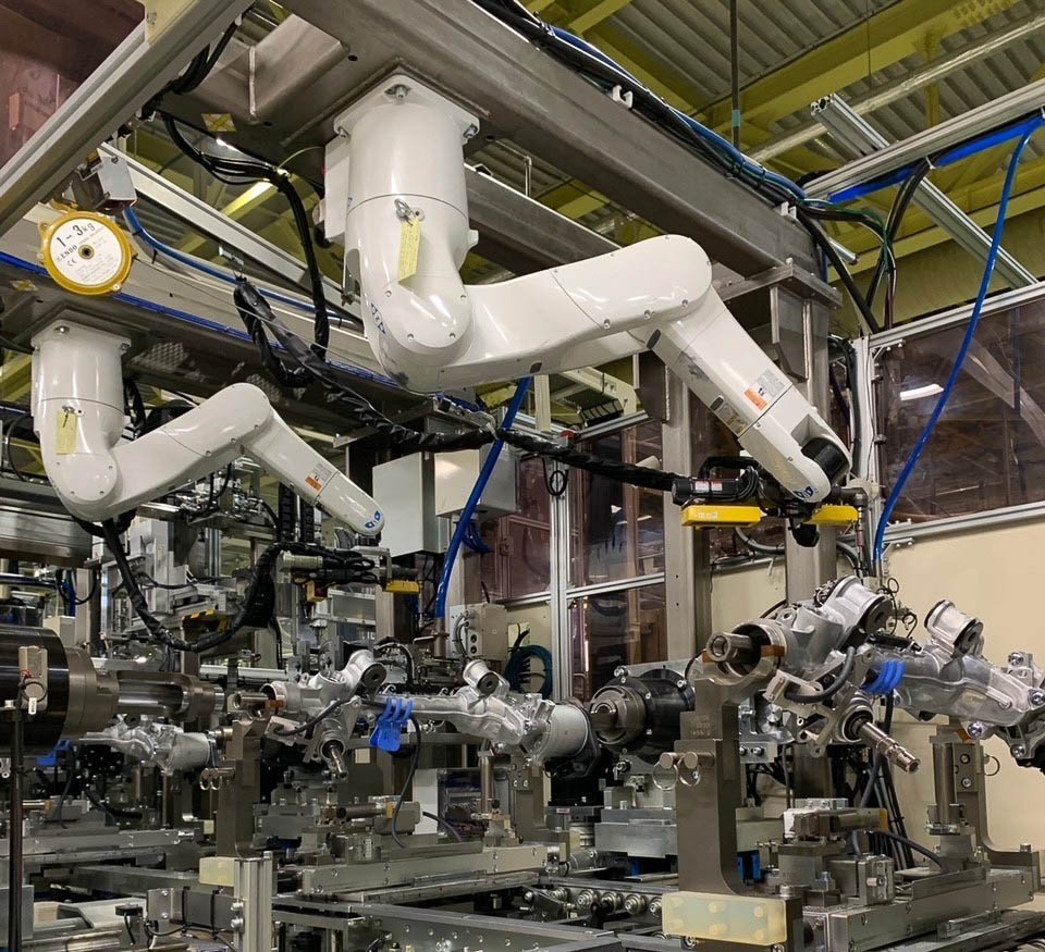 複数の部品をボルトで締結するロボットアーム