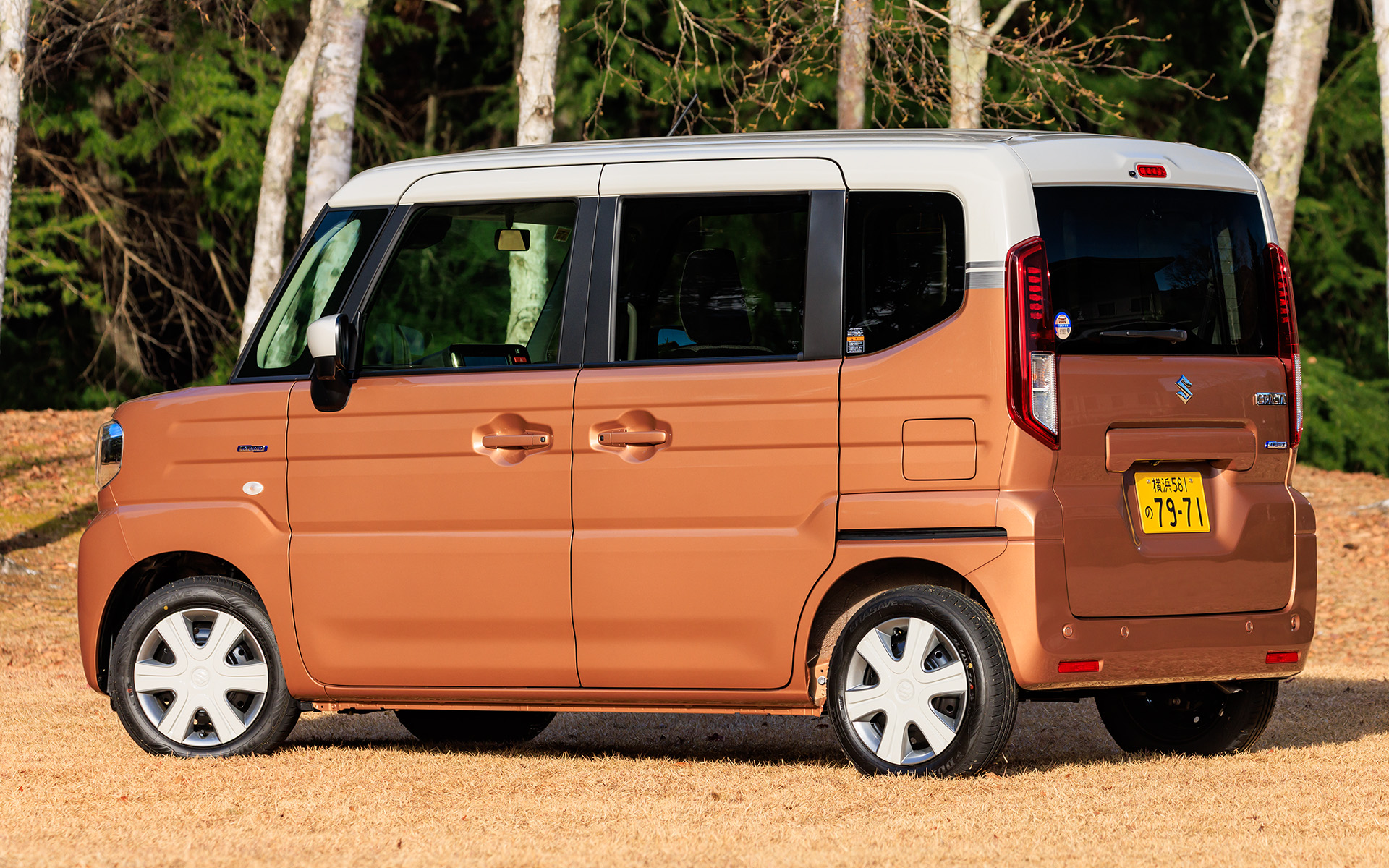 スペーシア HYBRID X 2WD、価格は170万5000円。ボディカラーは「使い込んだ革製品のような深みのある色を表現した」というトーニーブラウンメタリックと、ソフトベージュの2トーンルーフ仕様。ボディサイズは3395×1475×1785mm（全長×全幅×全高）、ホイールベースは2460mm