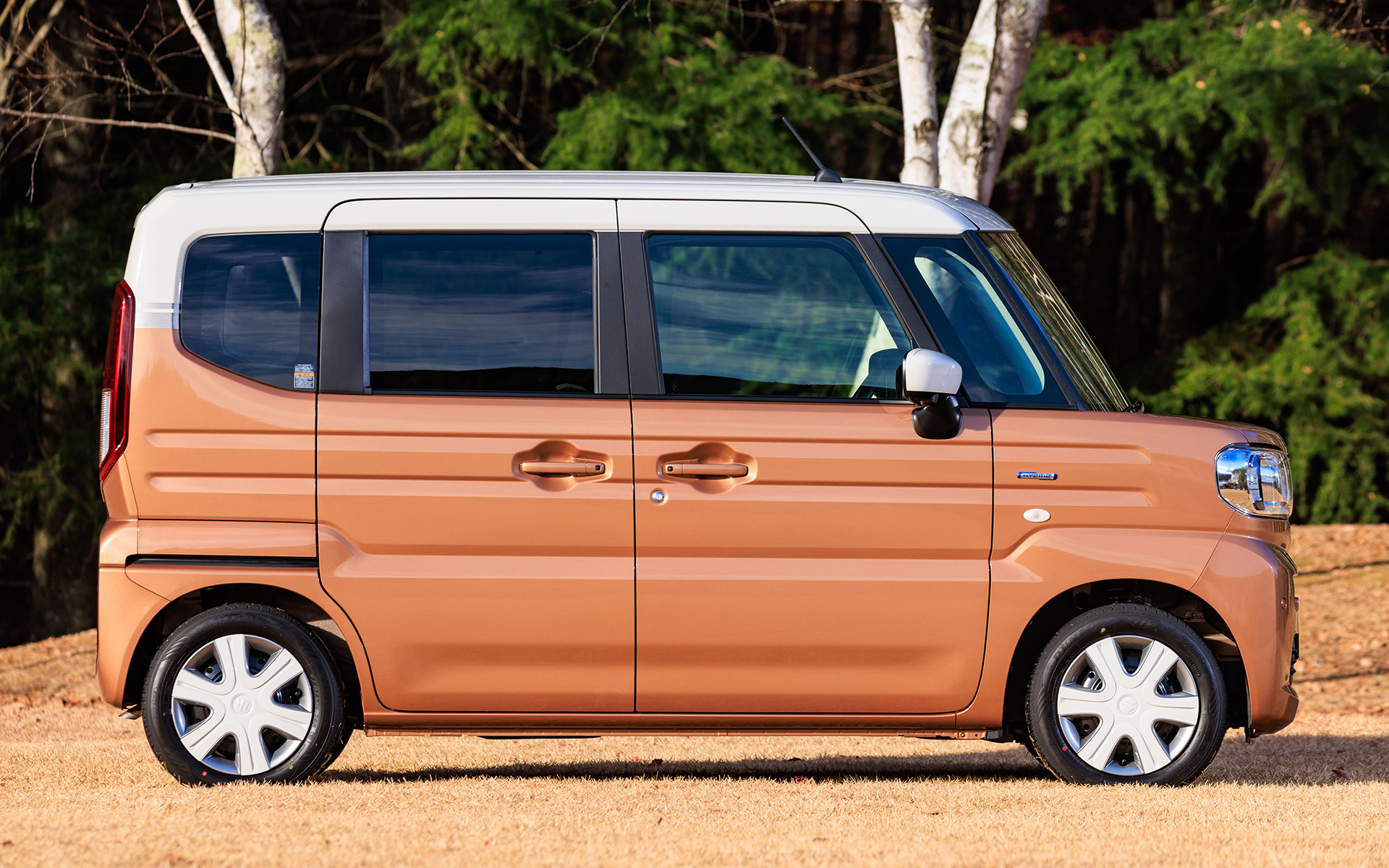 大容量のコンテナをモチーフに、ボディサイドのビード形状や工業製品に用いられる角を面取りしたようなデザインとすることで、頑丈でたくさんの荷物を詰め込める印象を付与。日常生活まで楽しくなるようなワクワク感と、使い勝手のよさを表現した