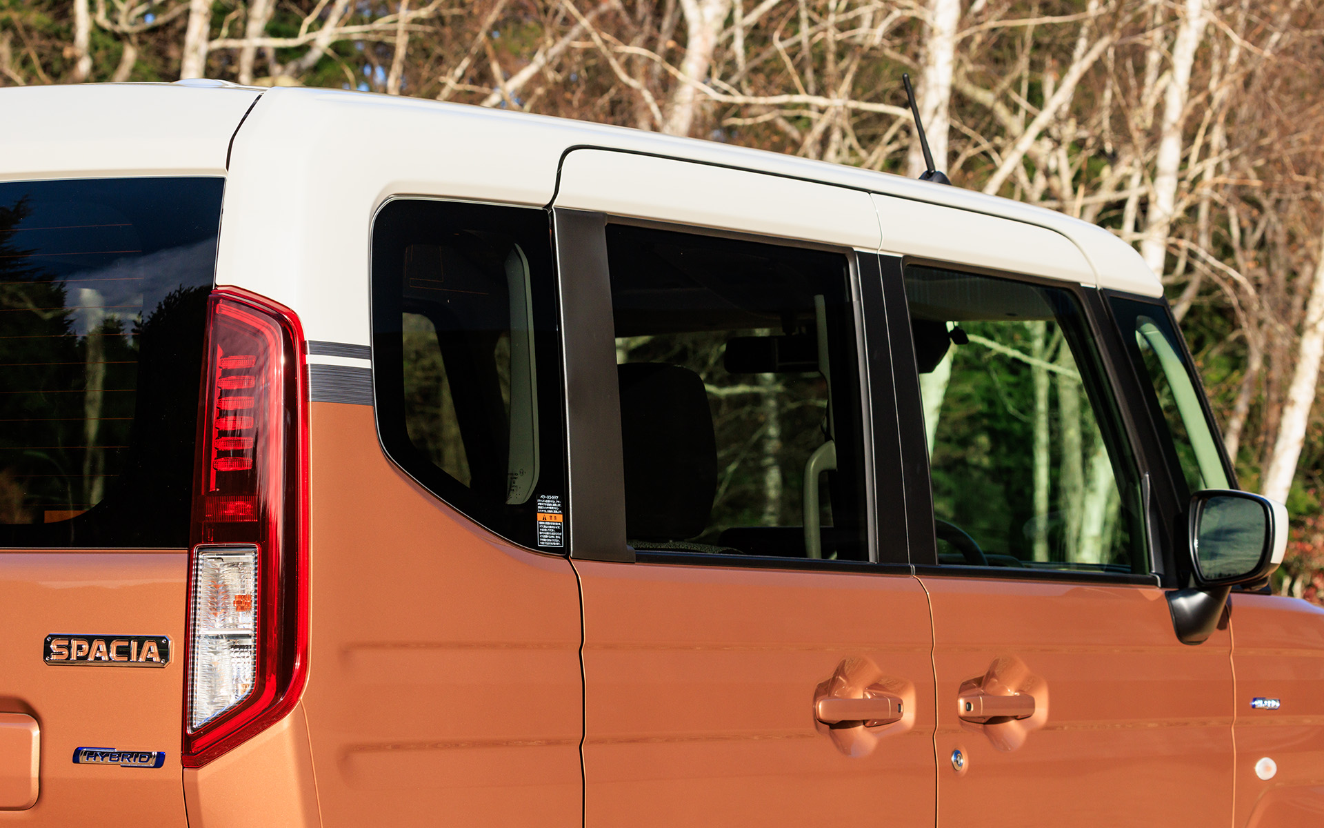 Dピラーとボディを同色にしてコンテナのような大きさと丈夫さを表現。2トーンルーフ仕様車は、Dピラーのルーフとボディカラーをつなぐ部分にシルバーのアクセントカラーを入れて遊び心を演出