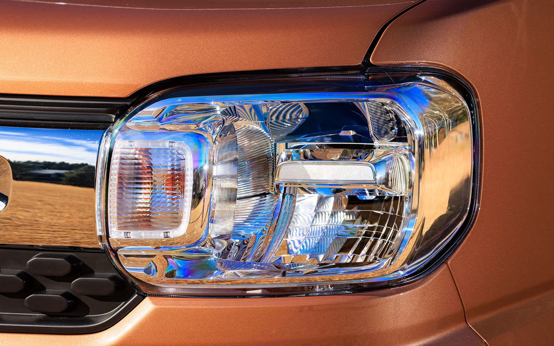 親しみやすく優しい印象のヘッドライトは、一見するとハロゲンのように見えるデザインだが、LEDが採用されている