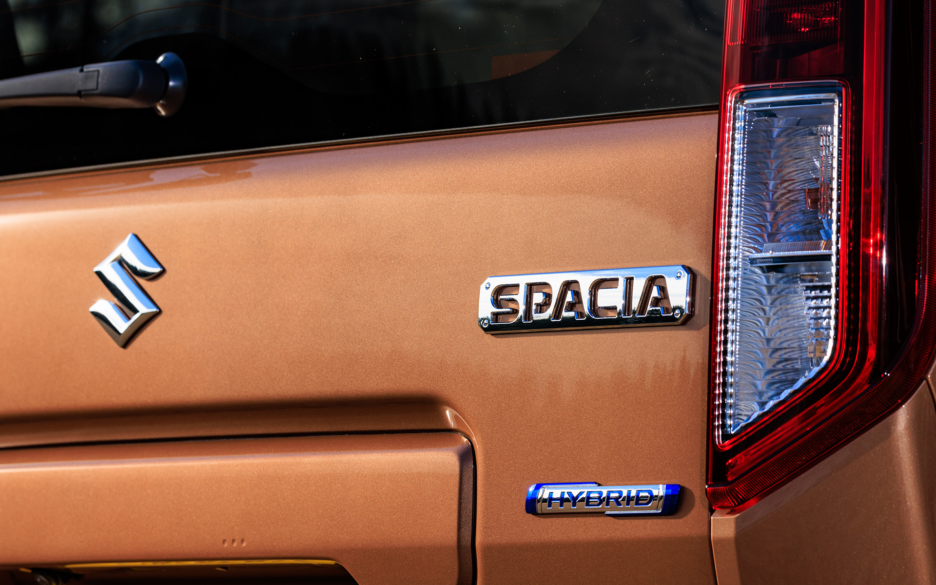 リアコンビネーションランプは、Dピラーから飛び出したアウターレンズ面や外形を多角形の立体で強調