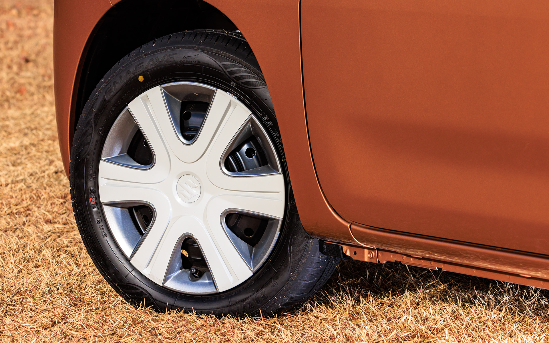 2トーンルーフ仕様車は14インチフルホイールキャップがシルバー×ベージュの2トーンになる