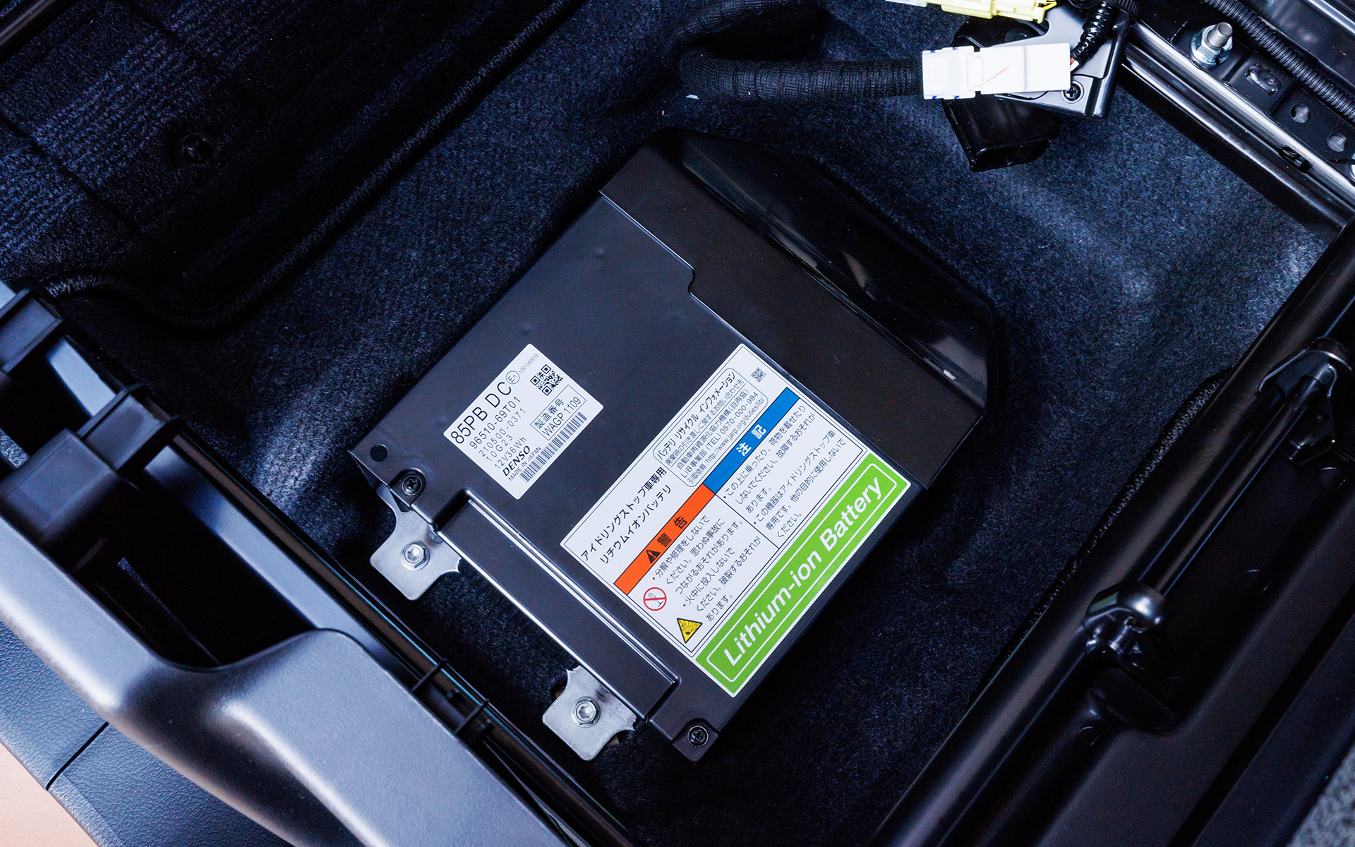 全車マイルドハイブリッド仕様で、自然吸気モデルには最高出力1.9kW（2.6PS）/1500rpm、最大トルク40Nm（4.1kgfm）/100rpmを発生するWA04Cモーターを、ターボモデルには最高出力2.3kW（3.1PS）/1000rpm、最大トルク50Nm（5.1kgfm）/100rpmを発生するWA05Aモーターを搭載。助手席下にバッテリが置かれる