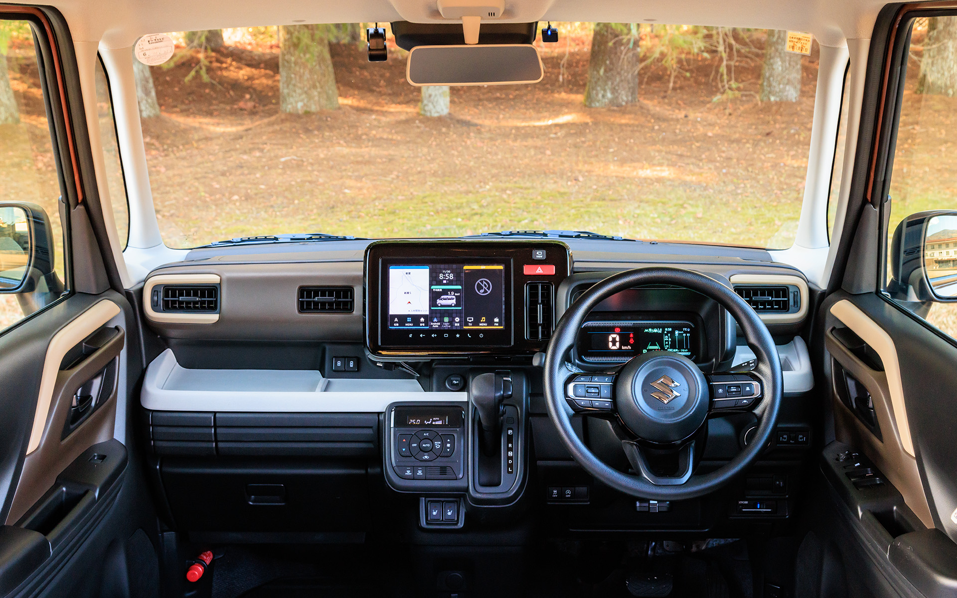 ブラウンを基調に、マットな質感のカフェラテ色をアクセントカラーとして配色したナチュラルイメージのインテリア