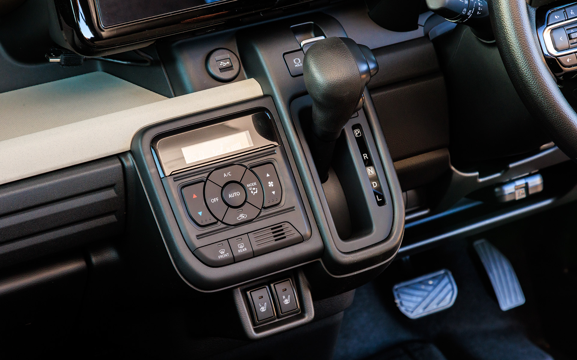 シフトの左側にエアコン関連のスイッチを配置。運転席と助手席のシートヒーターは標準装備