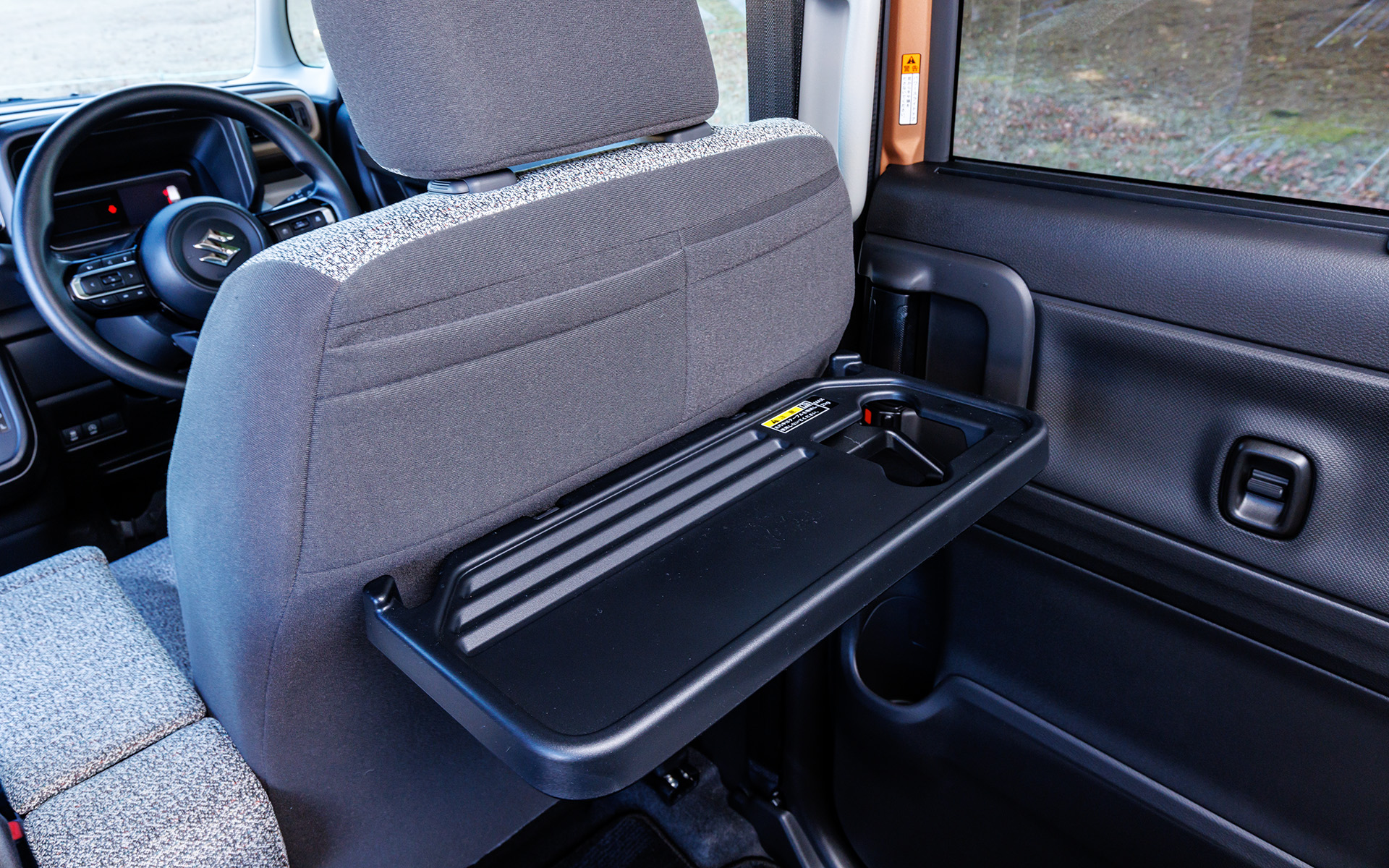 パーソナルテーブルは、タブレットやスマートフォンを立てかけやすいようにストッパーを設置。さらに、テーブルとして使用できるスペースが拡大されるとともに、500mLの紙パックにも対応するドリンクホルダーは、細い紙パックが落ちないような構造にもなっている