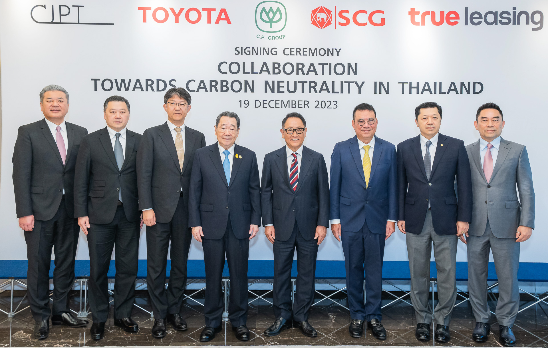 12月19日、タイで行なわれた協業基本合意書締結式。左から、中嶋裕樹CJPT代表取締役社長（トヨタ副社長）、Soopakij Chearavanont CP会長、佐藤恒治トヨタ社長 兼 CEO、Dhanin Chearavanont CP上級会長、豊田章男トヨタ会長、Roongrote Rangsiyopash SCG社長 兼 CEO、Suphachai Chearavanont CP CEO、Kachorn Chiaravanont True Leasing Co., Ltd.社長 兼 CP執行役員