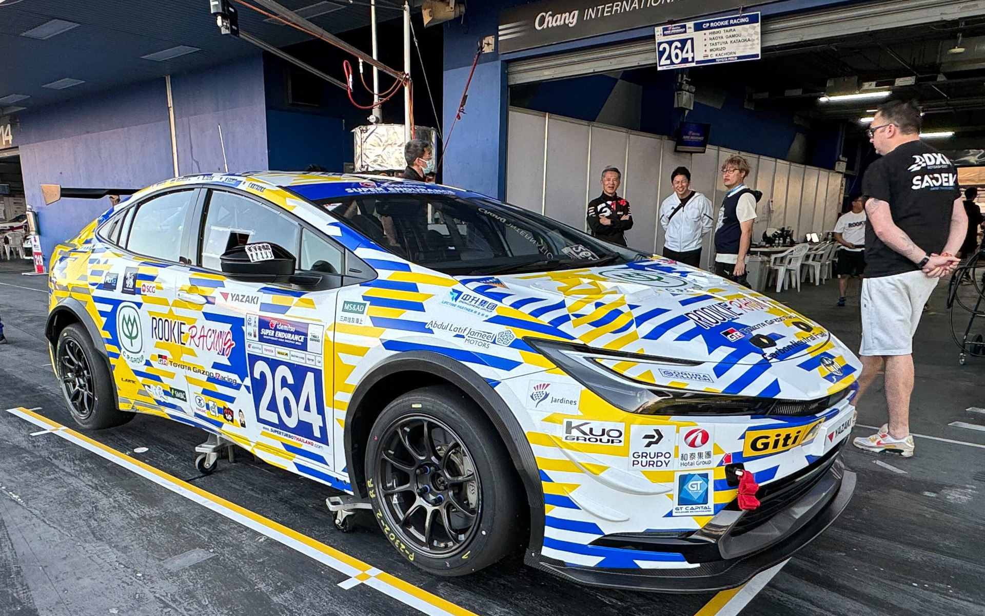 タイ10時間レースで世界初公開された新型プリウス ハイブリッドレーシングカー