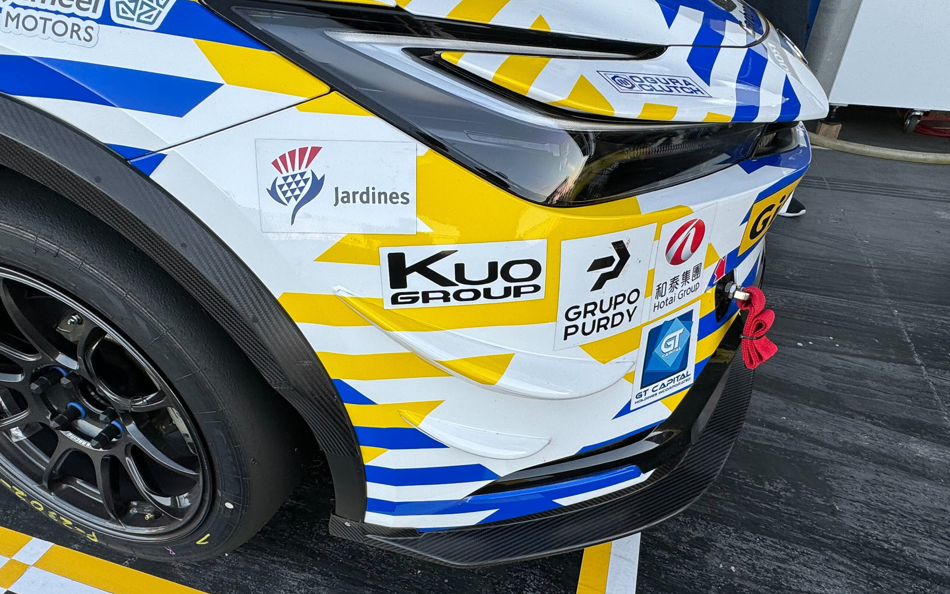 フロントには整流用のバルジを追加