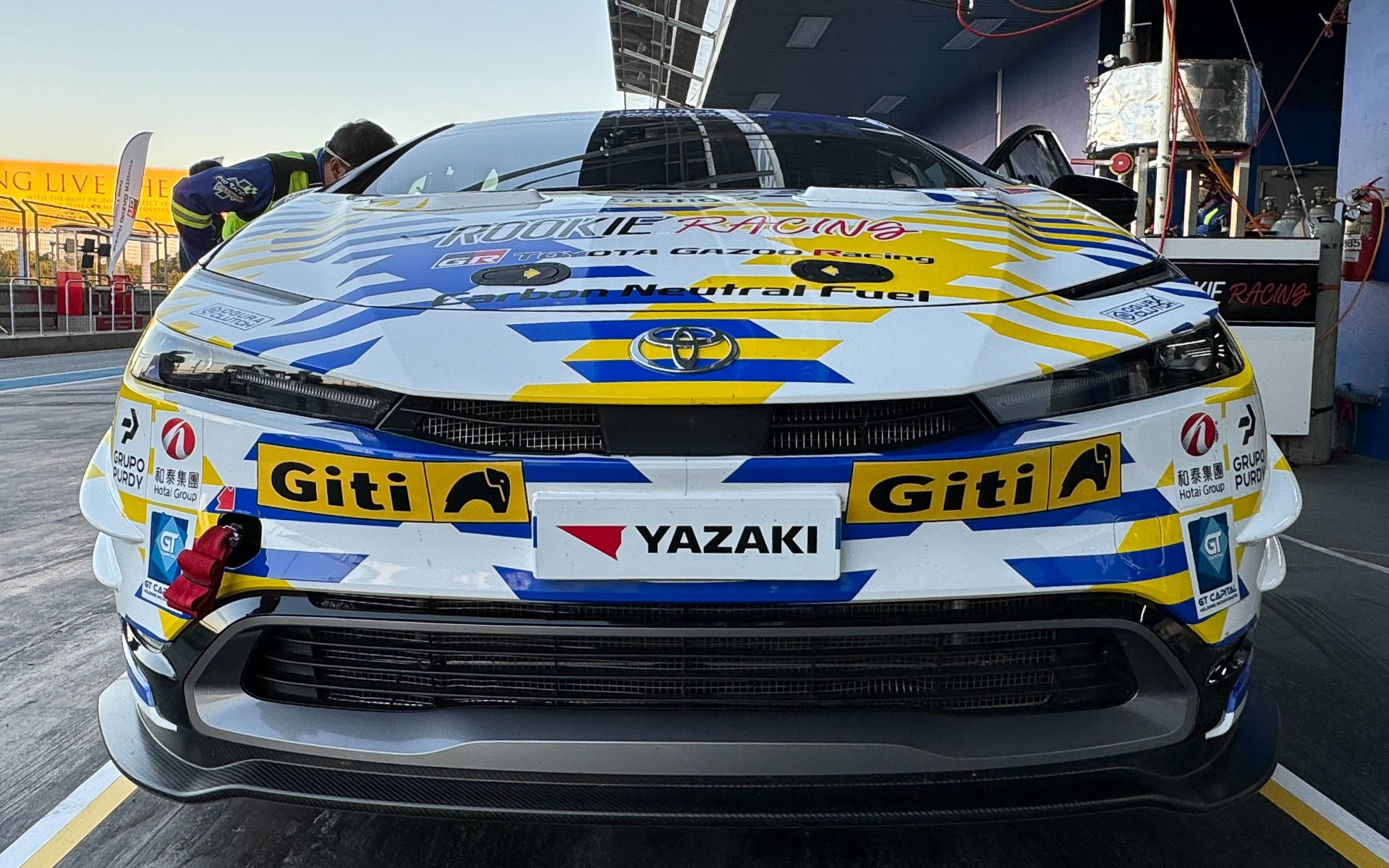 低くワイドなフロント部分