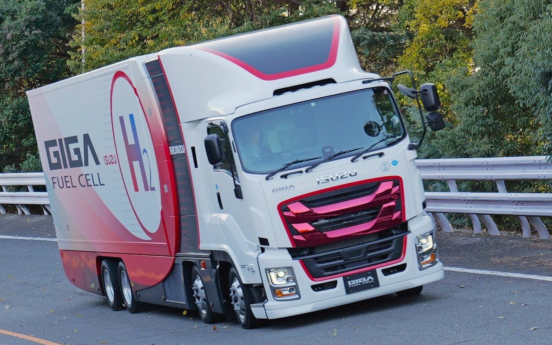 公道実証走行を前にテストコースを走るGIGA FUEL CELL