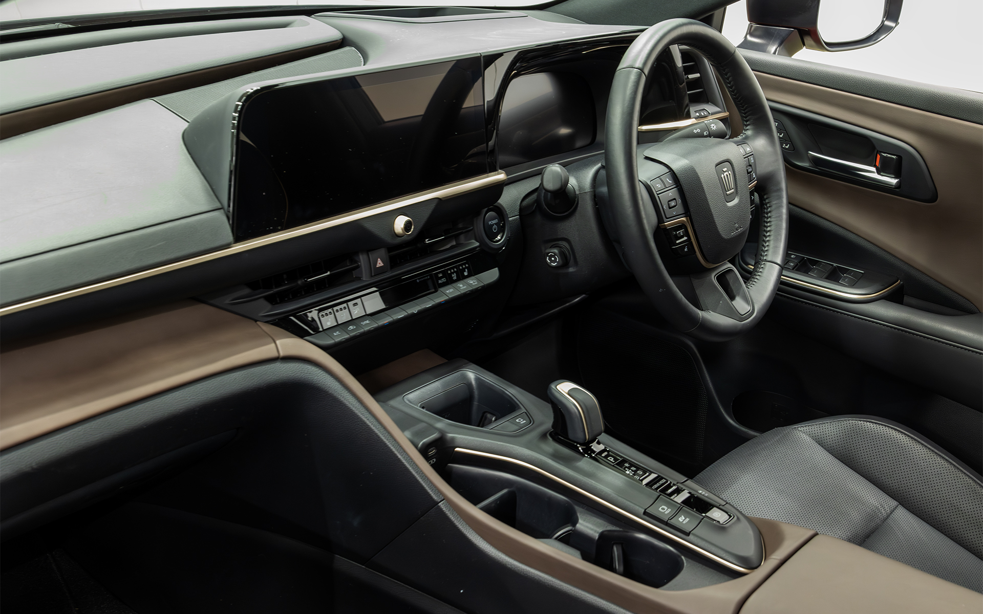 クラウン クロスオーバーの標準内装。落ち着きのある雰囲気なのでこちらが好きという人も大勢いるだろう。なお、クラウンスポーツに使う内装加飾パーツを使うアップグレードというサービス名ではあるが、クロスオーバーとスポーツにはどちらが上という区別はない。ゆえに内装加飾パッケージは上級なものにするということではなく、より自分好みのクルマに仕立てるためためのアイテム