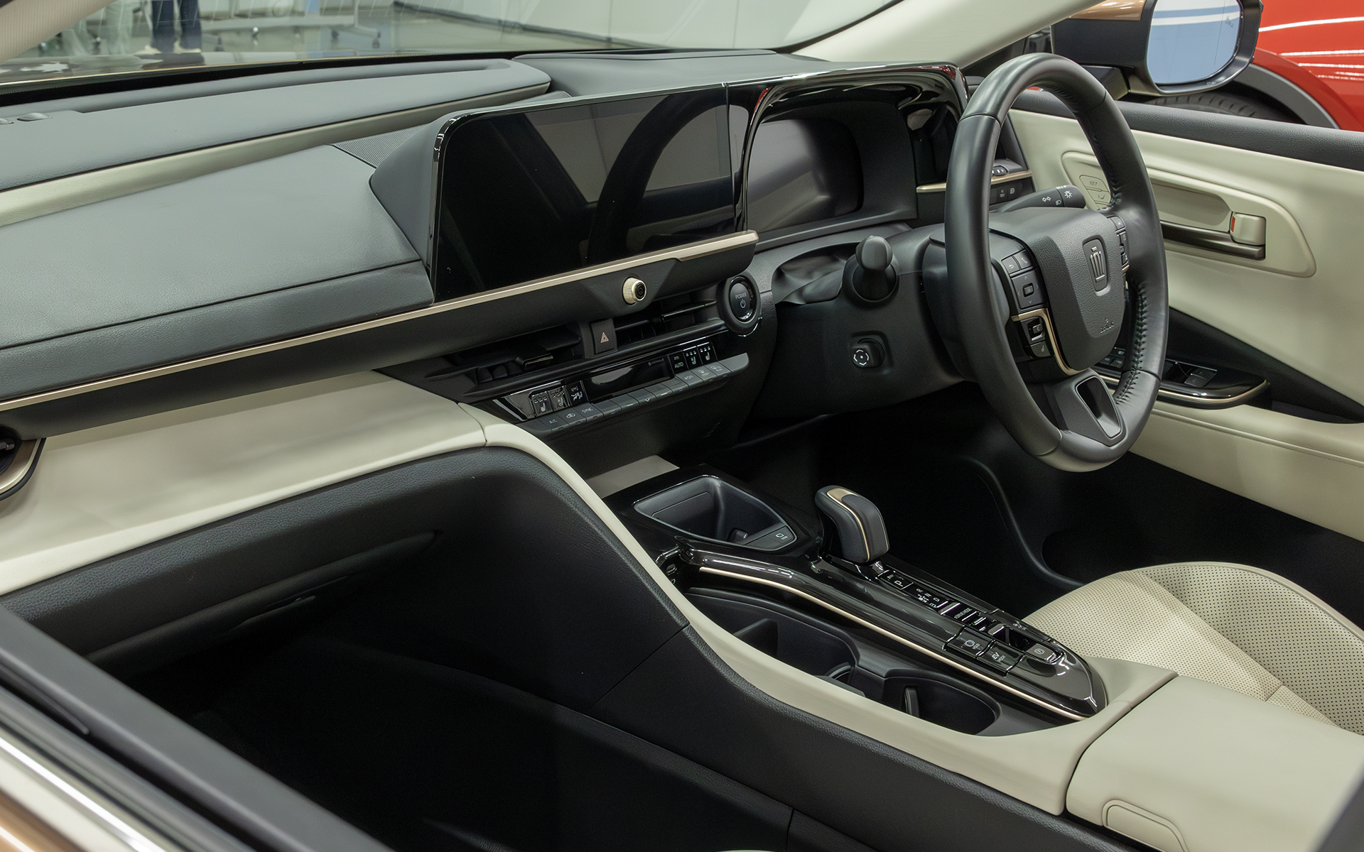 内装加飾パッケージに変更後。大きな変化はないが、オーナーであればよく触る部分、目に触れる部分の色味や質感が変わったことへの満足感は感じるはず