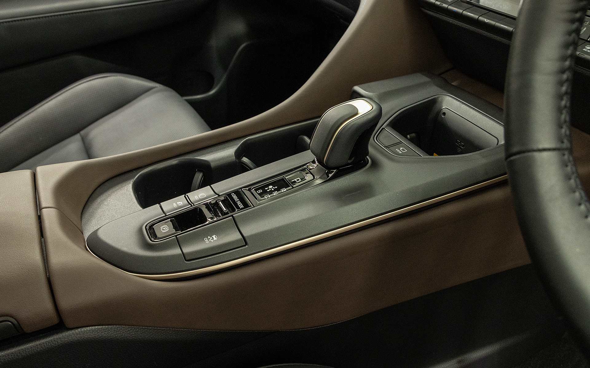 ここからは部分ごとに見ていく。変更点は5つある。こちらはクラウン クロスオーバー標準のシフトパネルとカップホルダー