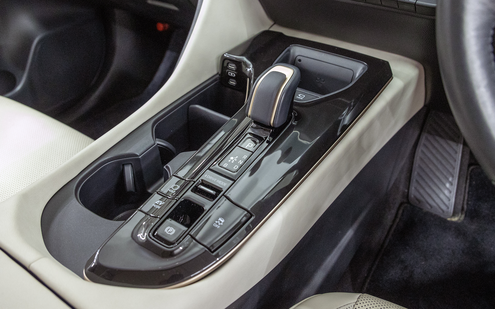 内装加飾パッケージのシフトパネルとカップホルダー。シフトパネルは艶のあるダークグレーメタルの塗色となる。シフトパネルは曲線のある形状で、艶が出たことで陰影も強くでてくる