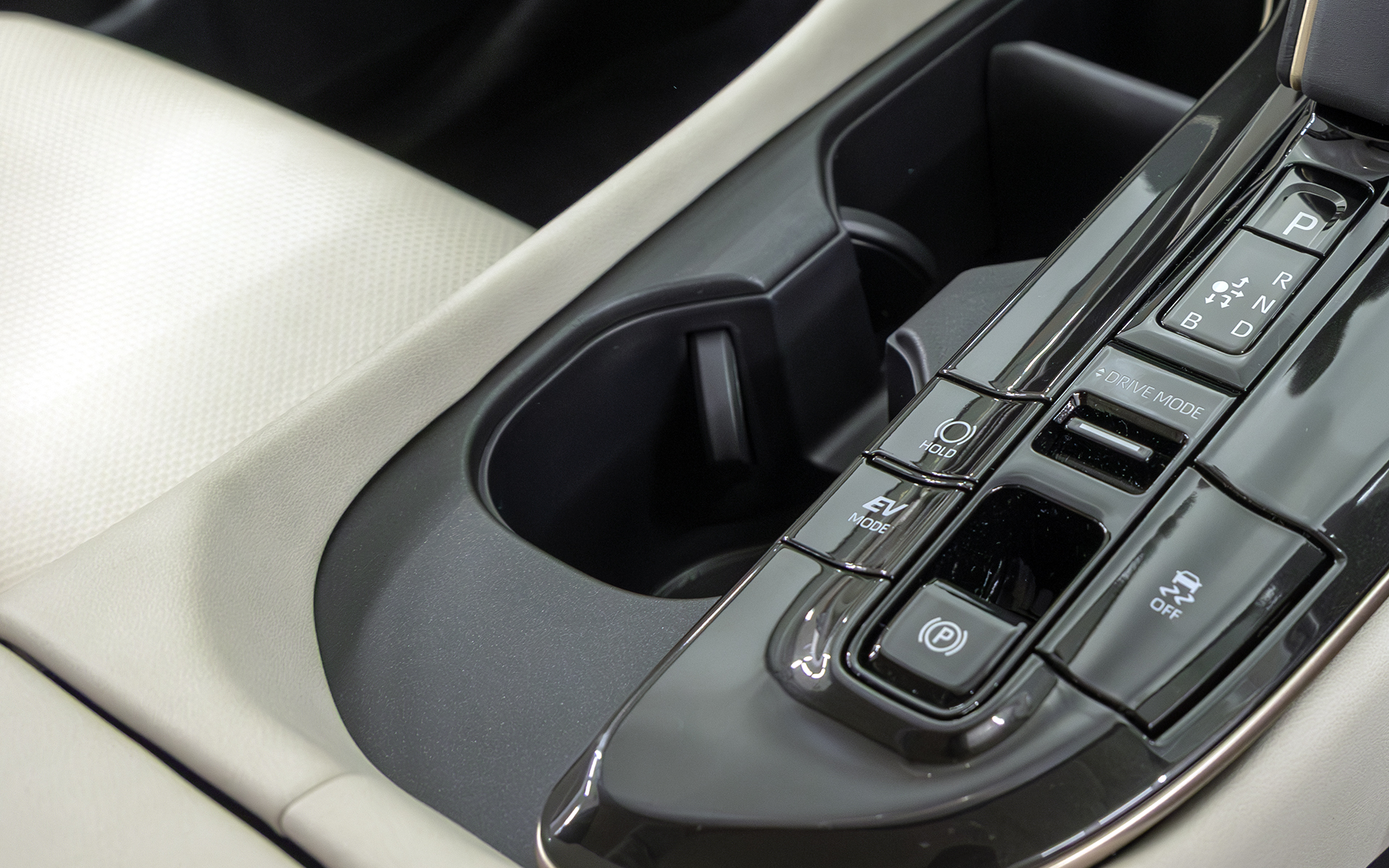 カップホルダーはブラックからダークグレイメタリックへ。メタリックの粒子を大きめにしているので光の当たり具合でキラキラと光る