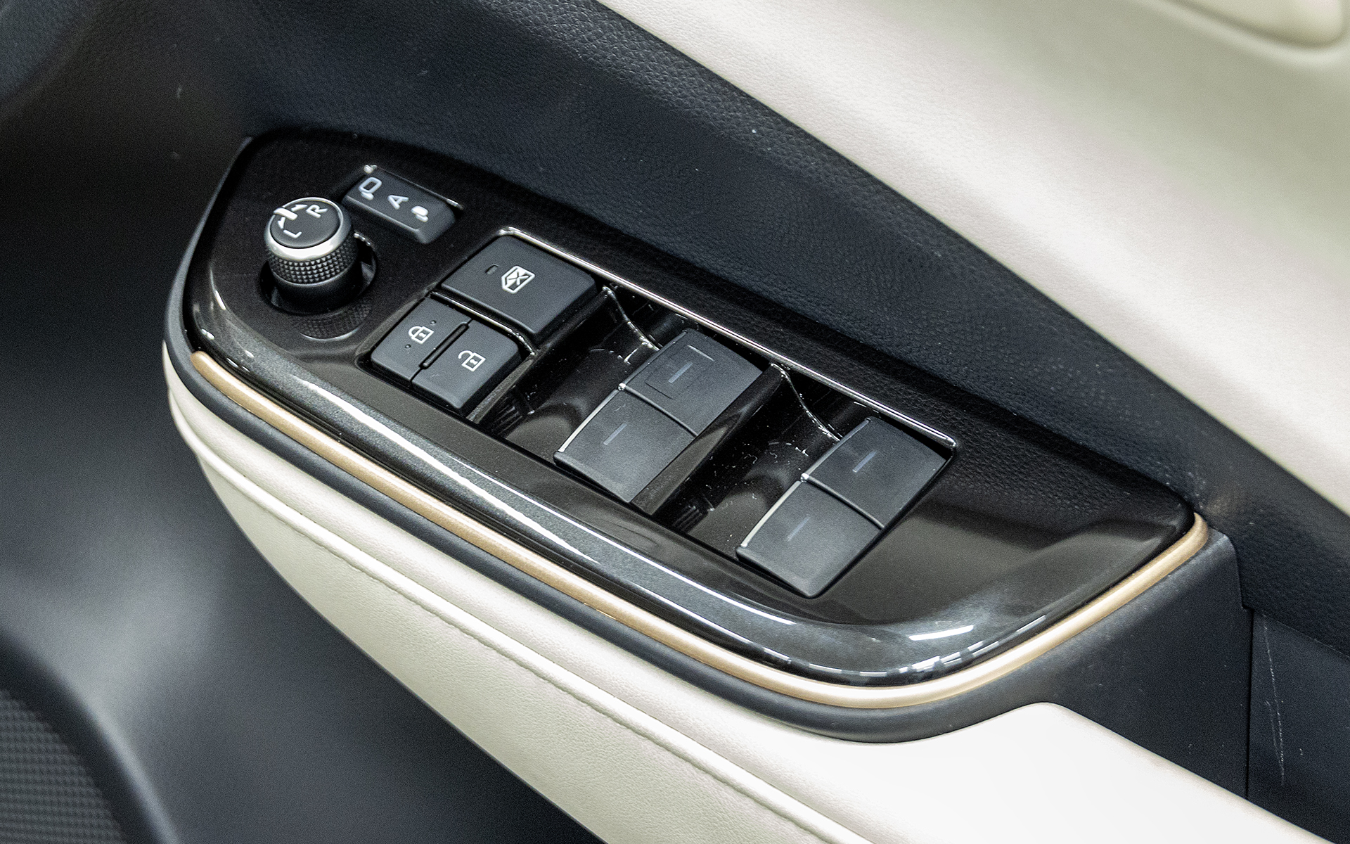 内装加飾パッケージのドアスイッチベース。艶のあるダークグレーメタル