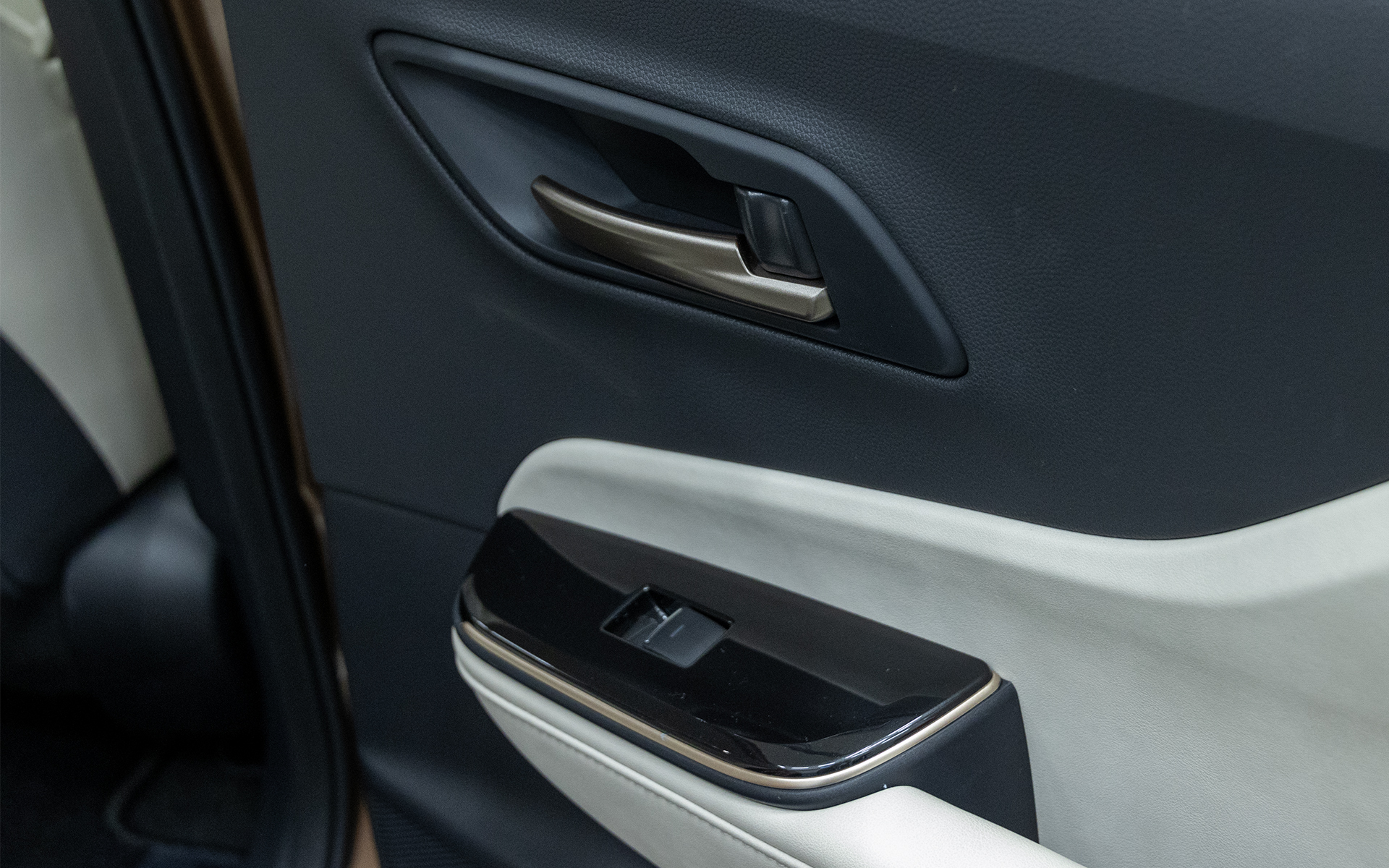 内装加飾パッケージに変更したもの。艶のあるダークグレーメタルとなる