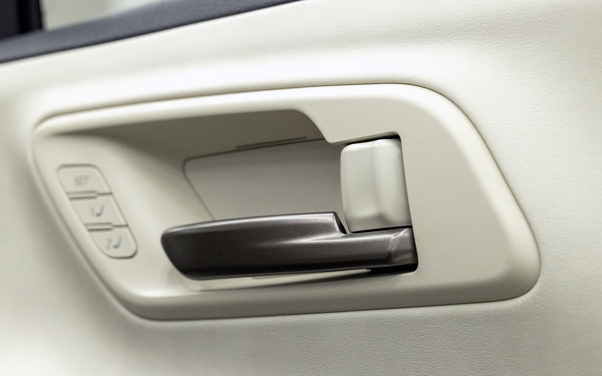 インサイドドアハンドルの色はウォームサテンシルバーになる。この色はクラウン クロスオーバーの内装を特徴付けるために作られて、各所に使われている「ウォームスチール」という色味との統一感のあるものだ