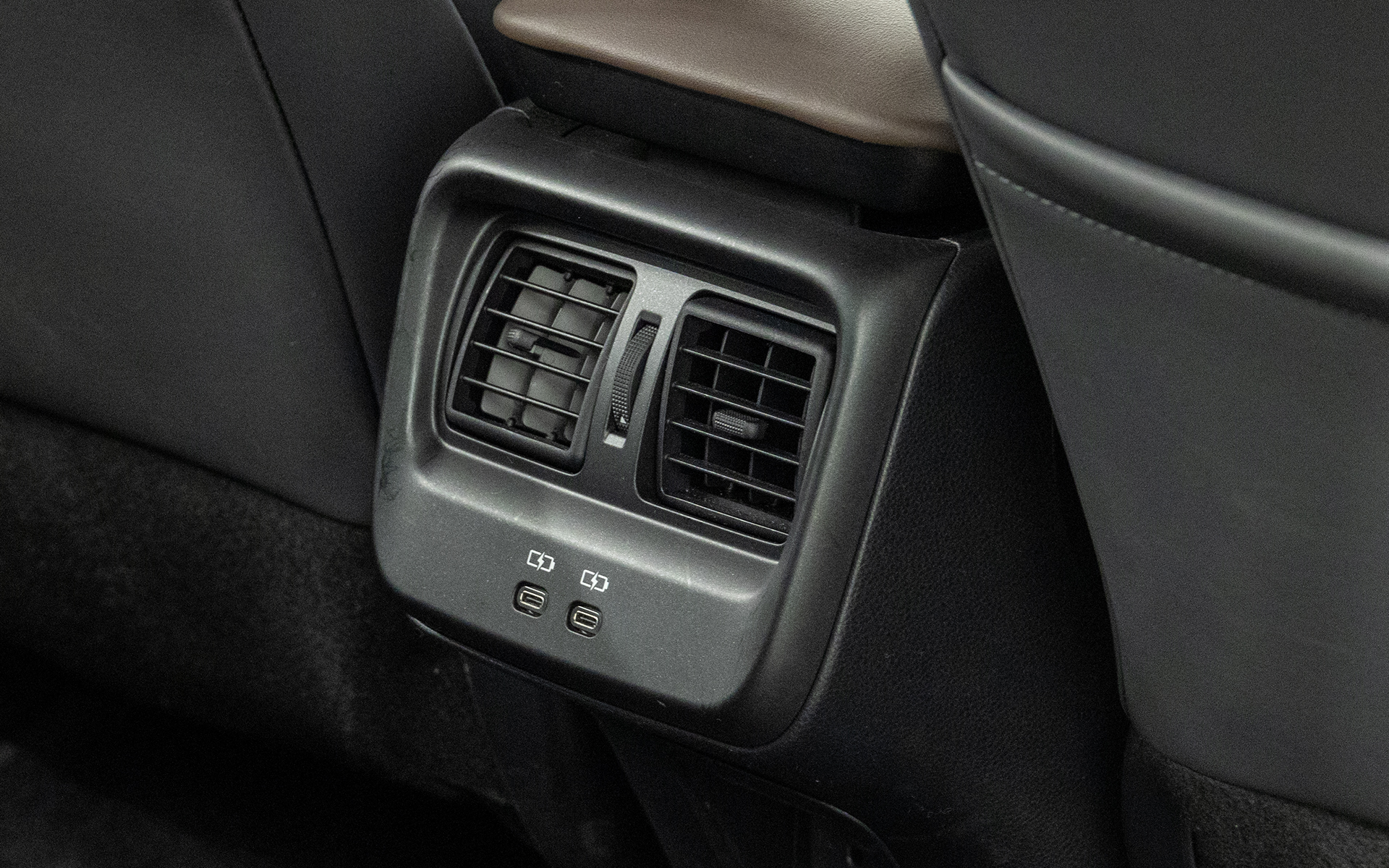 コンソールエンド（後席センターの空調吹き出し口と周辺パネル）も変更。これはクラウン クロスオーバーの標準品