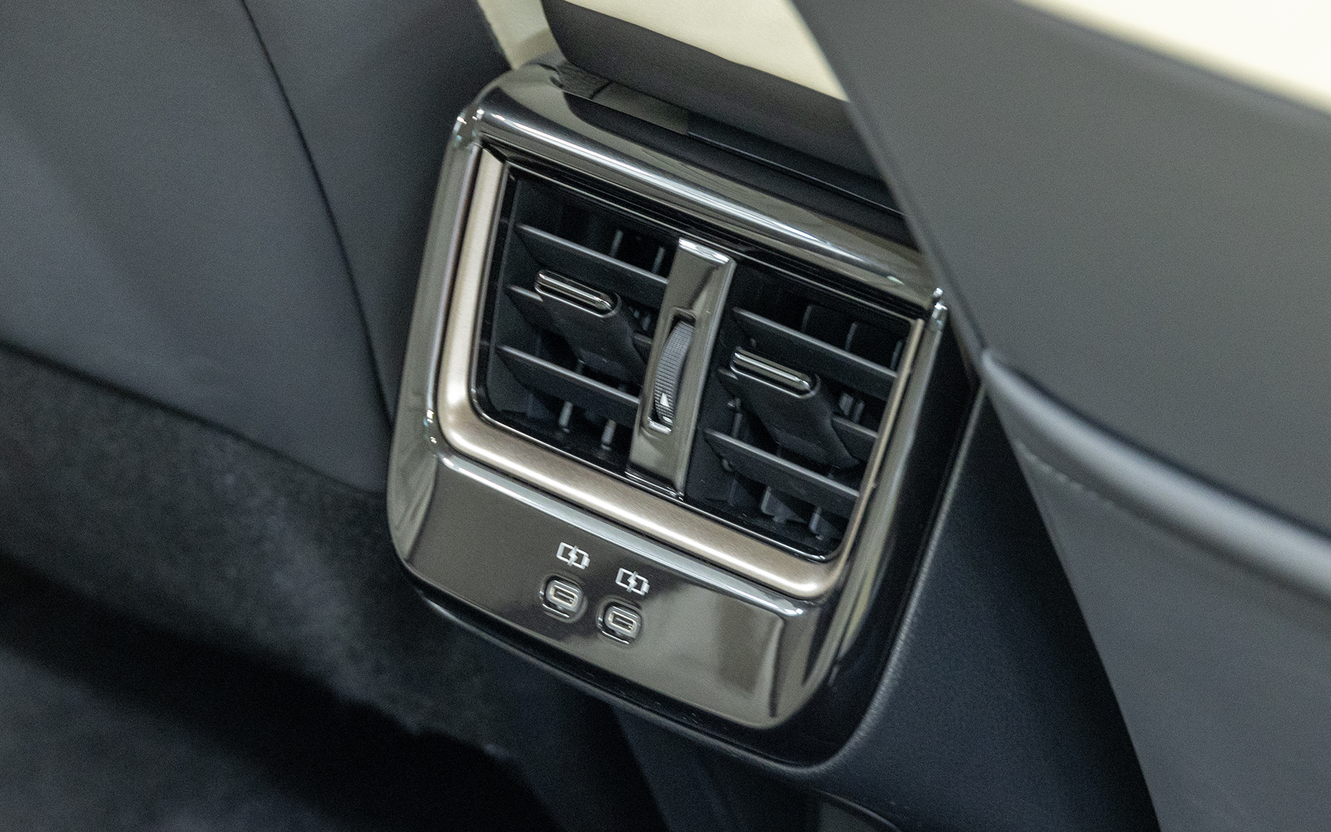 内装加飾パッケージへ変更後。塗装色はシフトパネルやドアスイッチベースと同じダークグレーメタルで吹き出し口のデザインも変わる