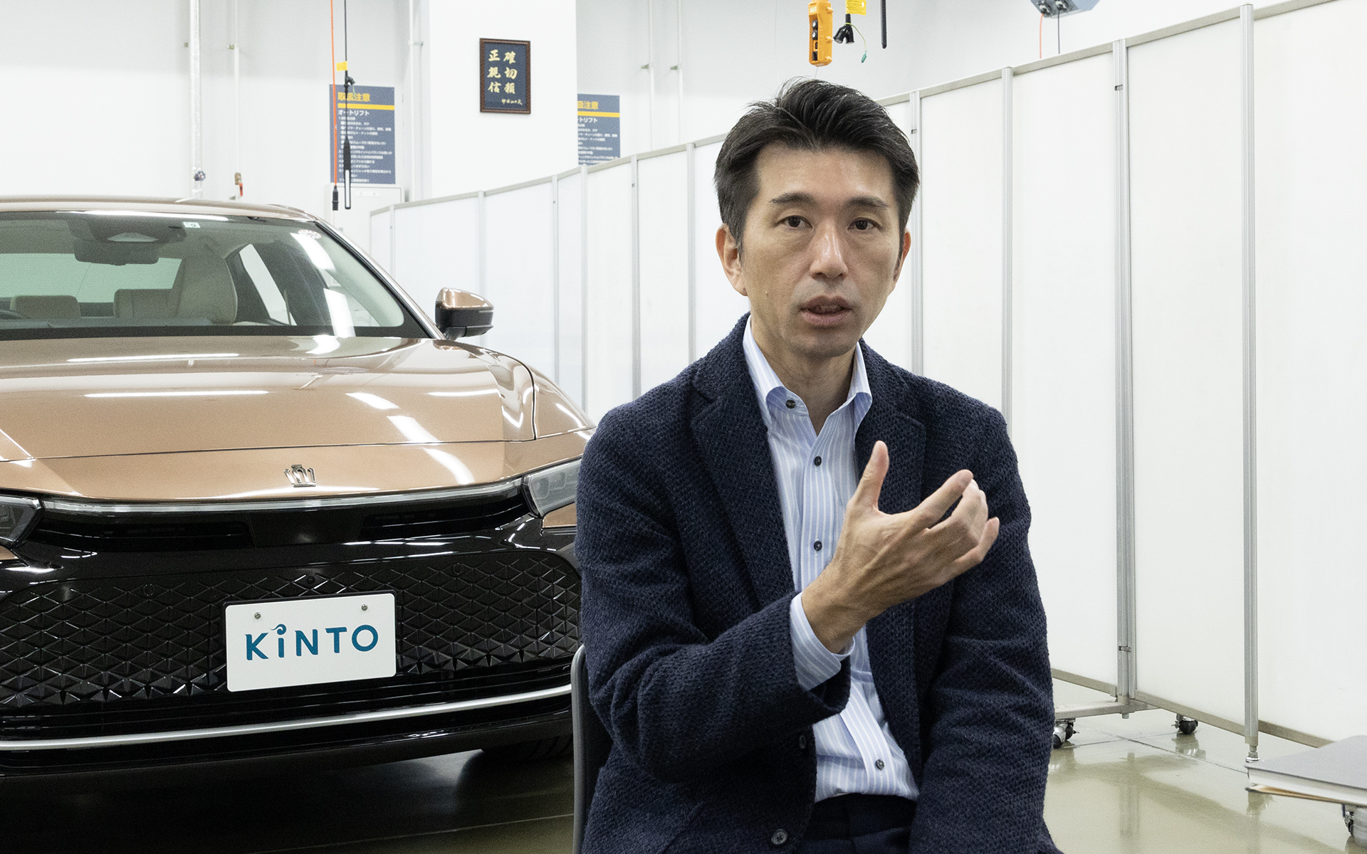 取材会場にはクラウンスポーツとクラウン エステートの開発担当者である本間裕二氏も来ていた。本間氏によると、ユーザーの多様な価値観に対応するために4つのボディタイプを持つ新型クラウンがそうであるように、KINTO FACTORYの内装加飾パッケージはクルマ購入後でも多様な価値観を広げられるものという