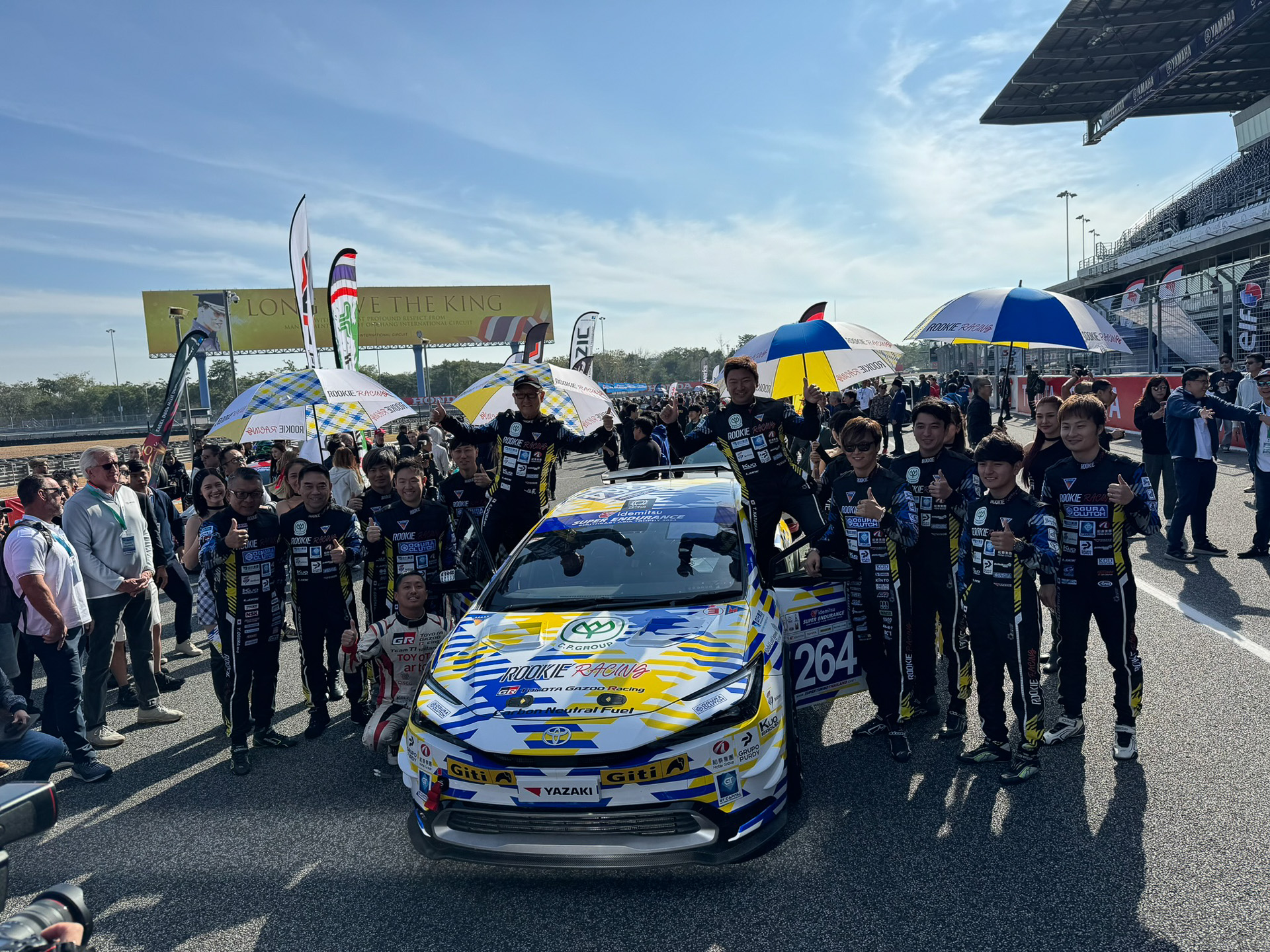 ルーキーレーシングと新型プリウスの記念写真