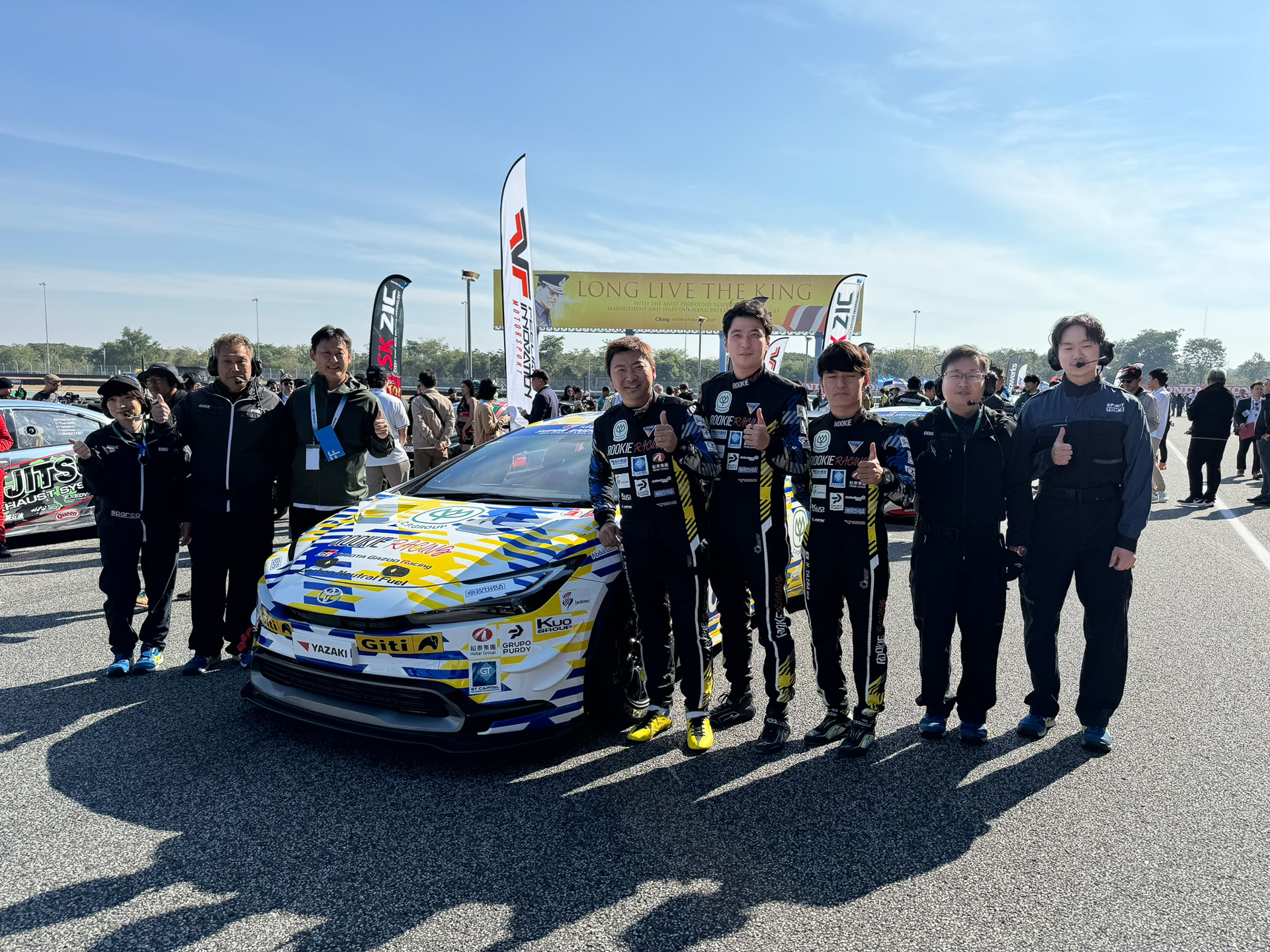 新型プリウス開発者である大矢賢樹氏とドライバーを囲んでの記念写真