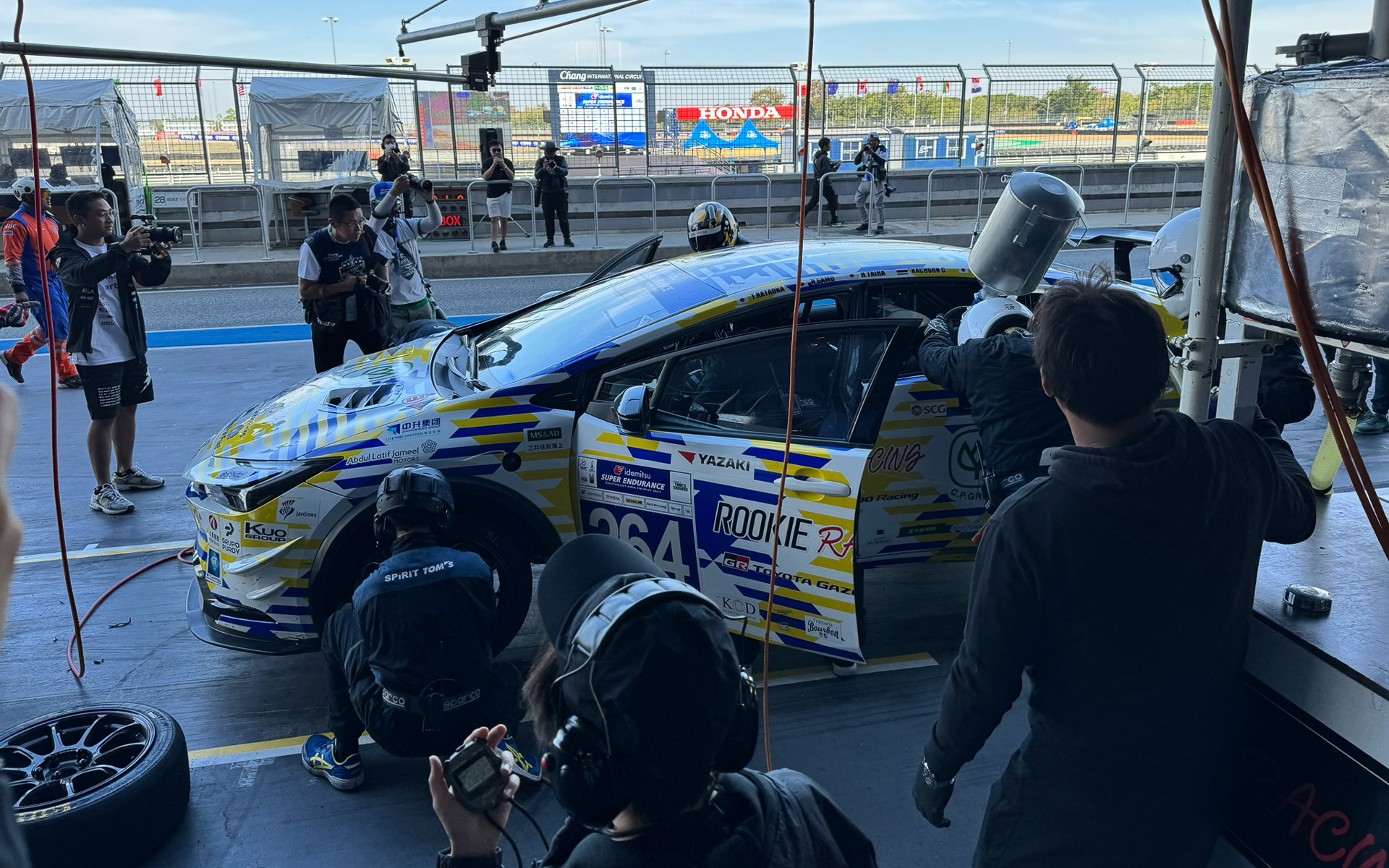 カチョーンさんと交代し、新型プリウスに乗り込むモリゾウ選手