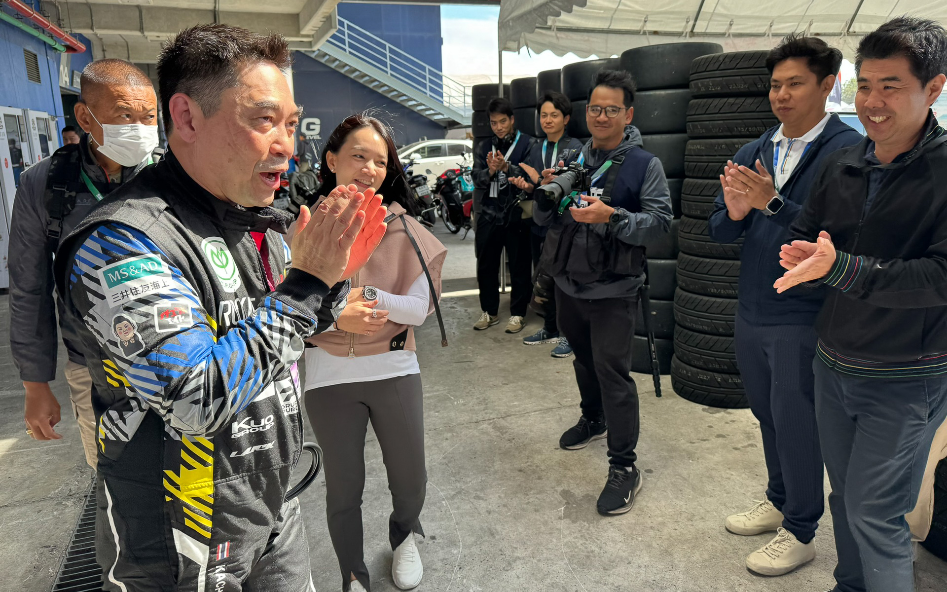 スティントを終え、スタッフに出迎えられるカチョーンさん。モリゾウ選手は、タイでモータースポーツ外交を展開している