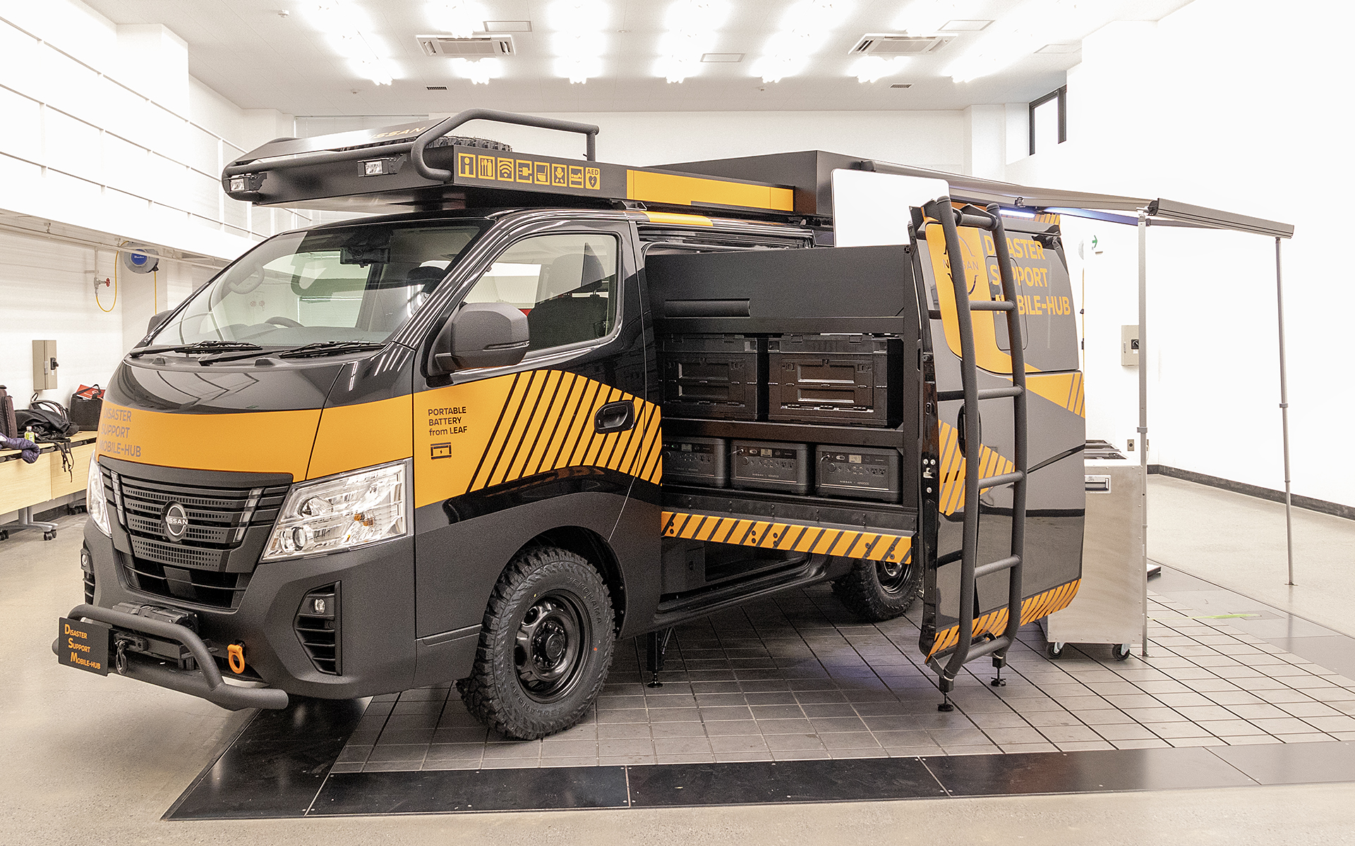 キャラバン プレミアGXがベースのディザスター サポート モービル ハブ。装備を展開した状態