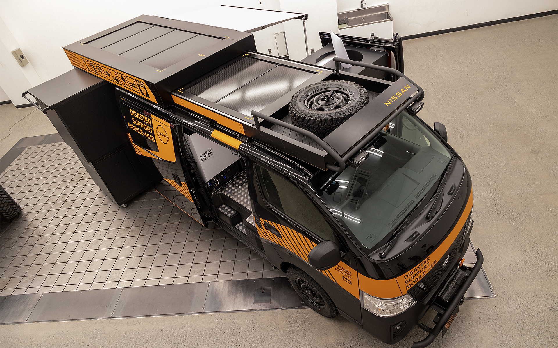 ルーフにはソーラーパネルが付く