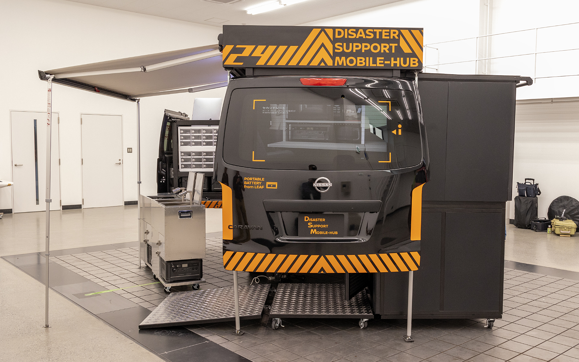 後方から見た状態。テールゲートのウィンドウには掲示板的に情報を表示するモニターが装備される