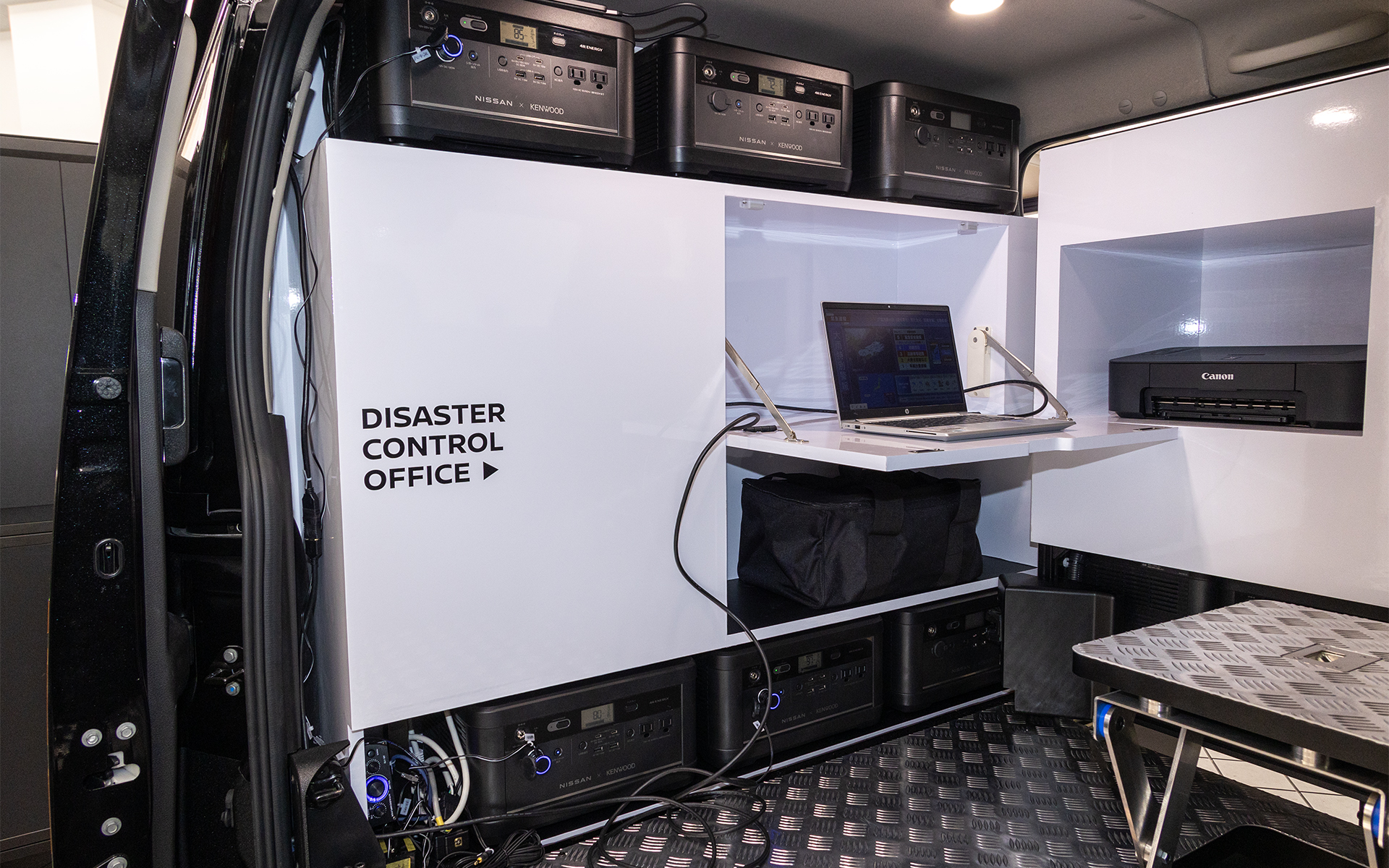 右側のスライドドアを開けると防災本部として使うオフィススペースになっている