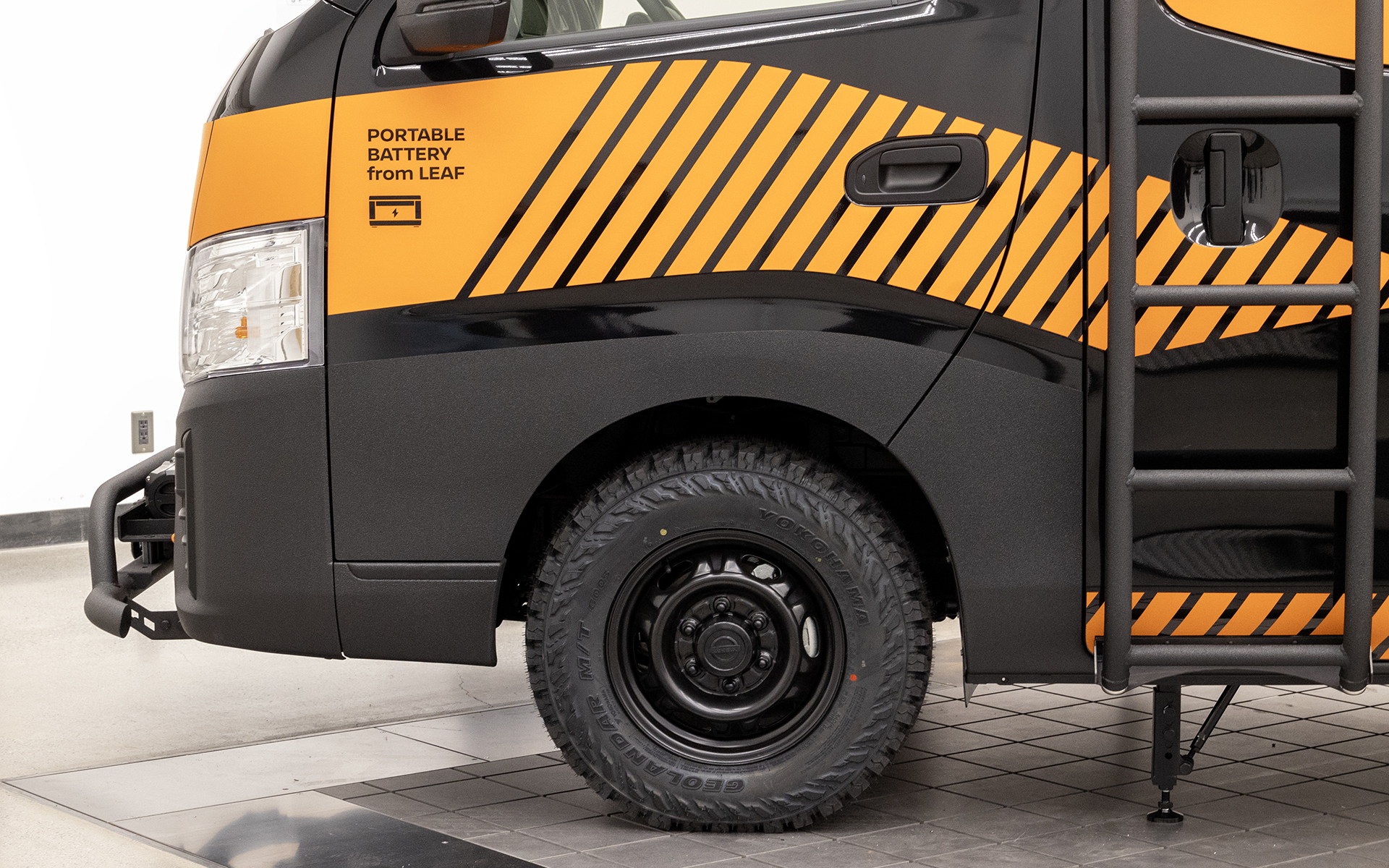 スチールホイールを黒に塗装。走破性を高めるため、タイヤは横浜ゴムのSUV・ピックアップトラック用マッドテレーンタイヤ「GEOLANDAR M/T G003」を履く