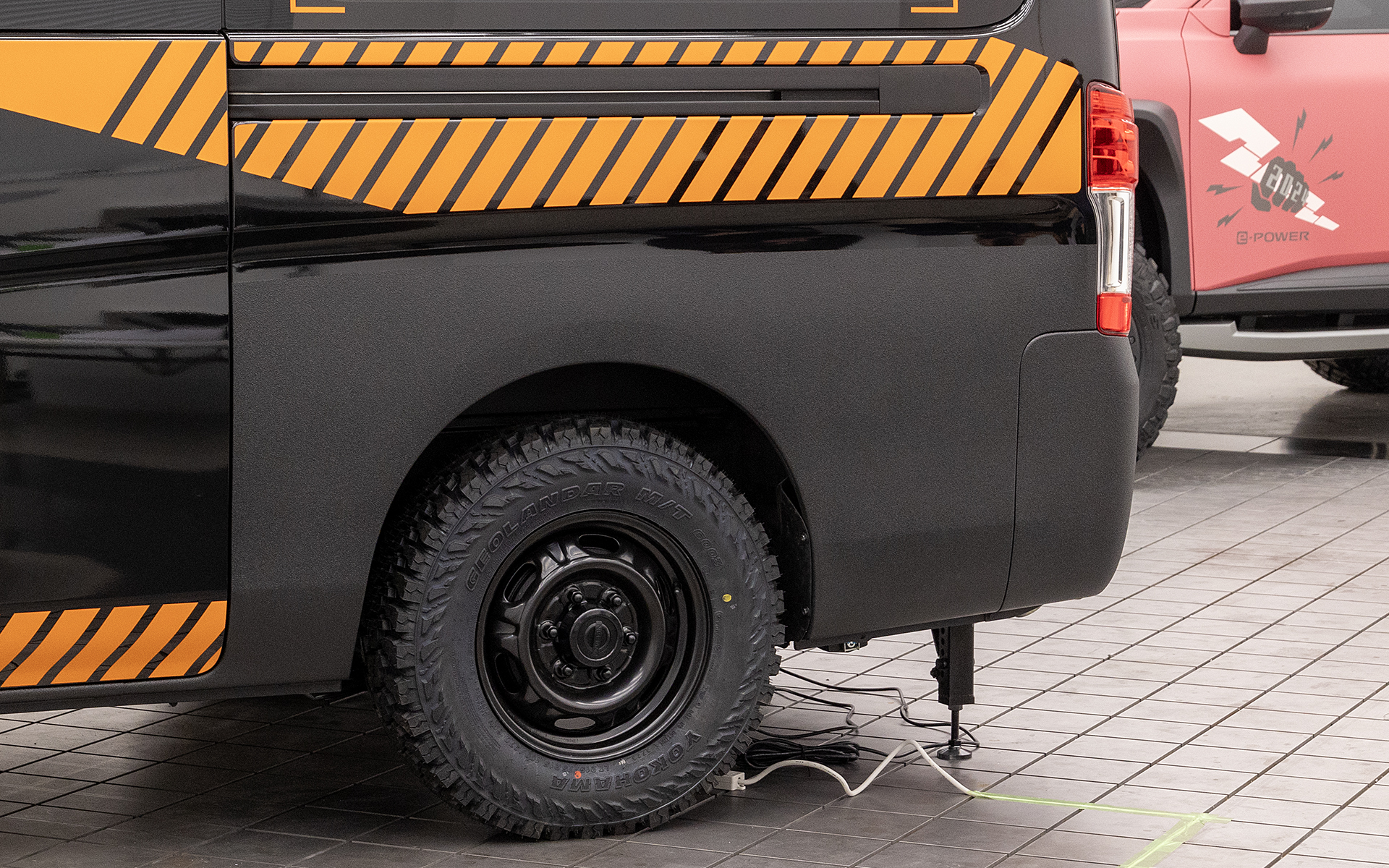 フロントバンパーからリアバンパーまでのサイド部は傷が付きにくいだけでなく、頑丈さも得られるプロテクション塗装としている