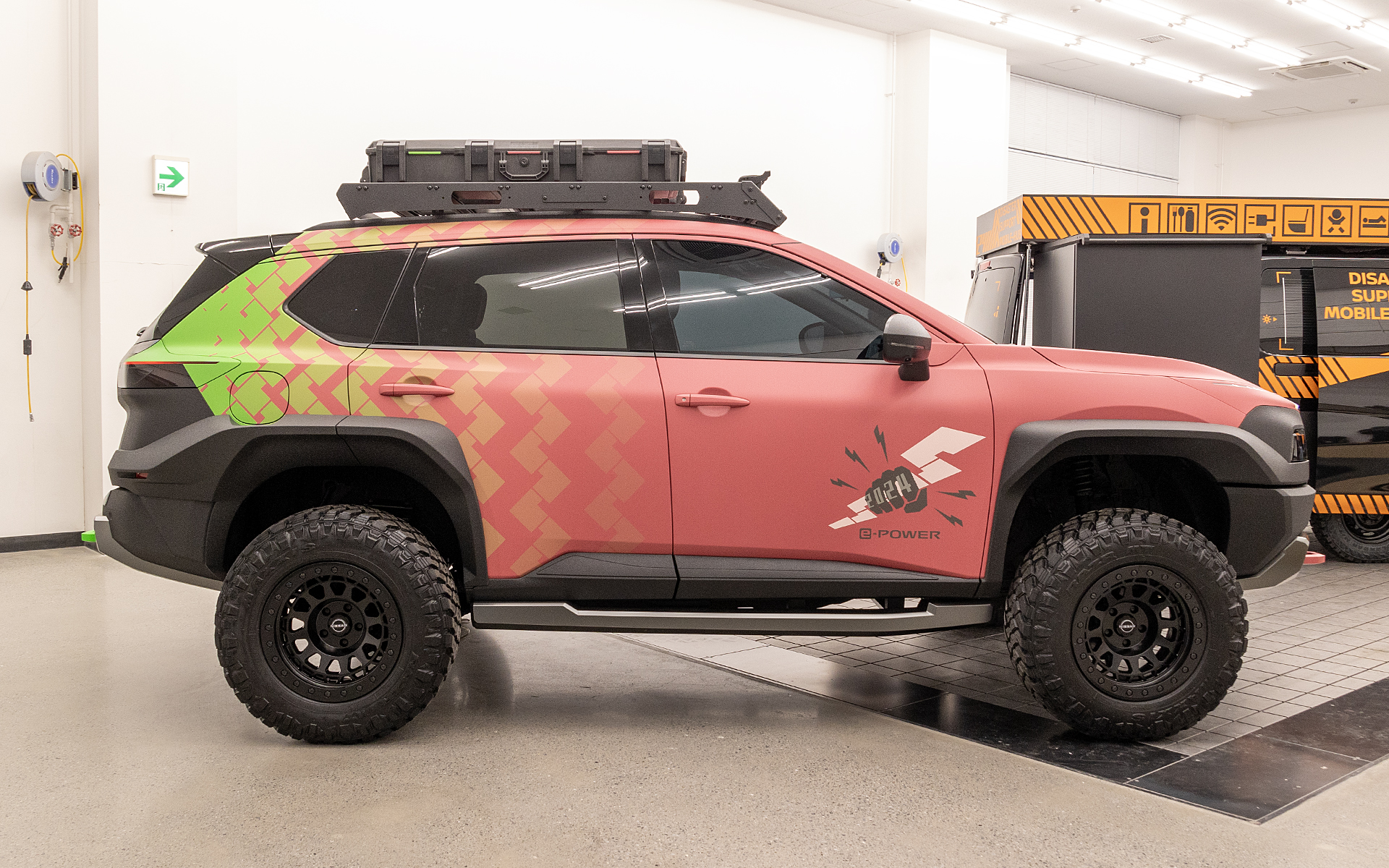 大幅に高められた車高が特徴