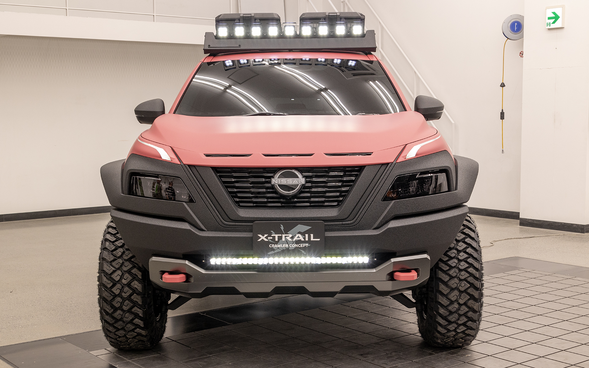 フロントビュー。ボンネット先端にはガーニッシュが追加されている。これによりV字形状のフロントグリルのイメージがよりはっきりするデザインとなった。バンパーは専用品