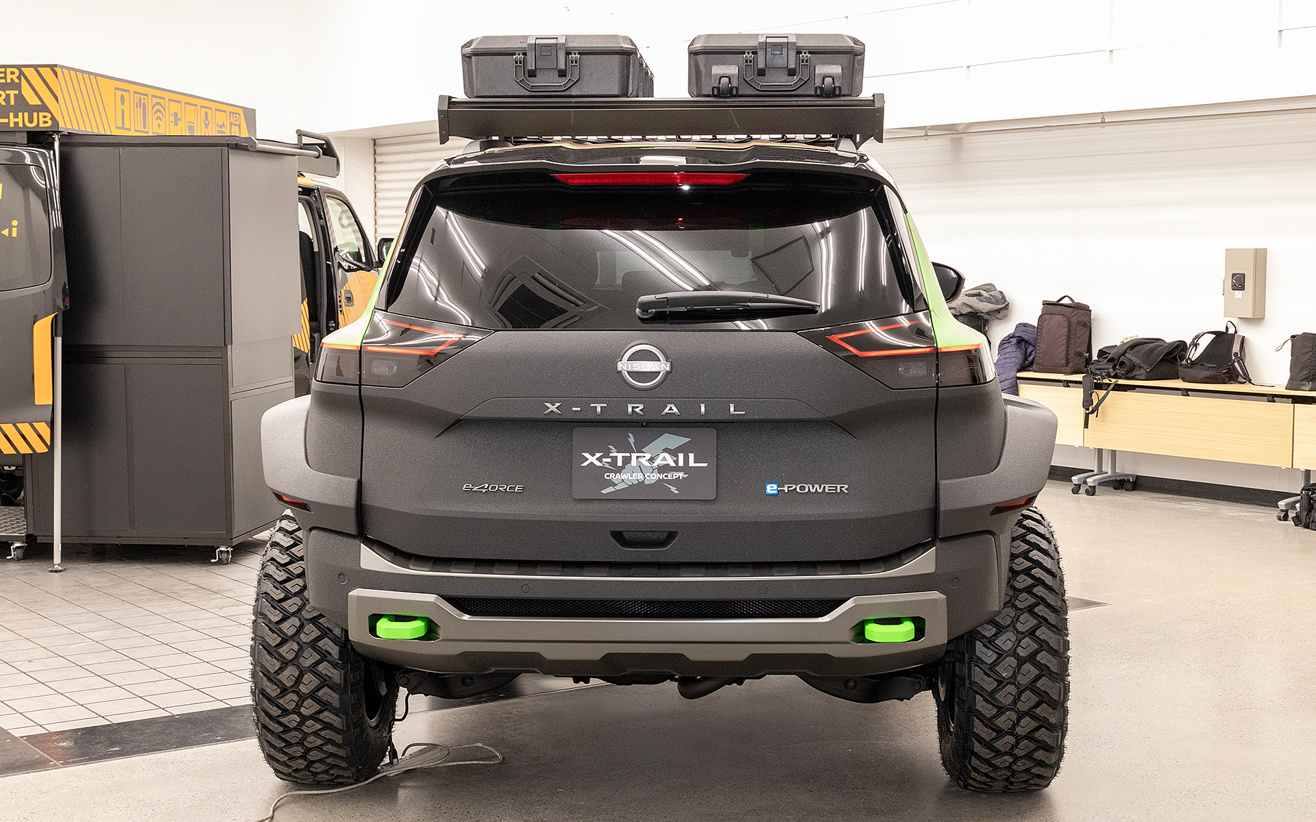 リアバンパーも専用品