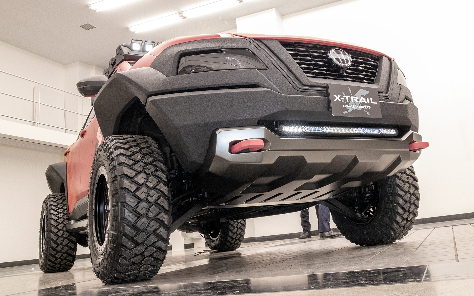 険しい道を走るロッククローリングの世界を表現するため高められた車高が特徴