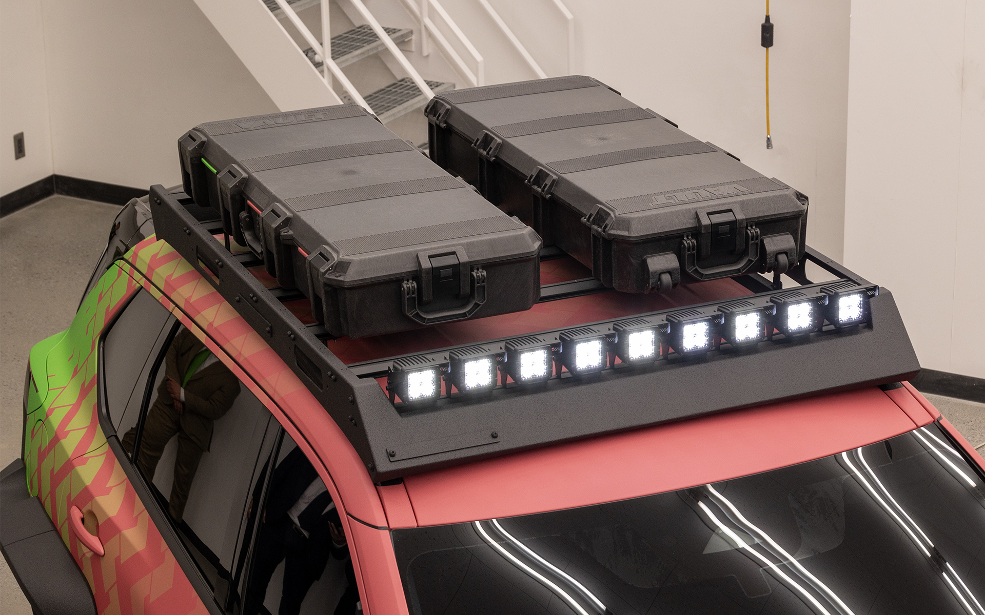 ルーフにはルーフラックとルーフボックスを装備。ラックの前部にはLEDライトを付けている