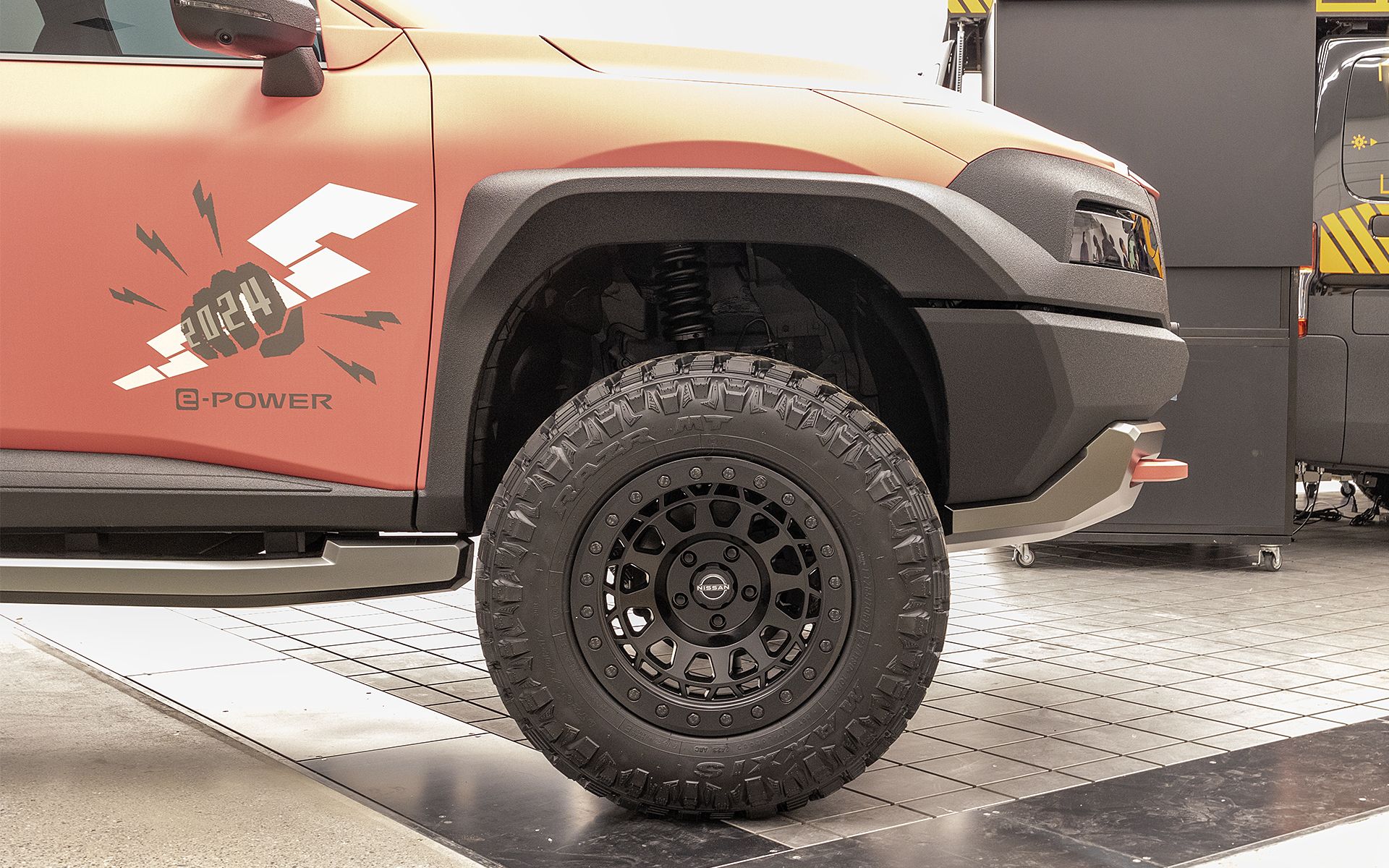 専用17インチアルミホイール。タイヤはMAXXISのMT772 RAZR MT