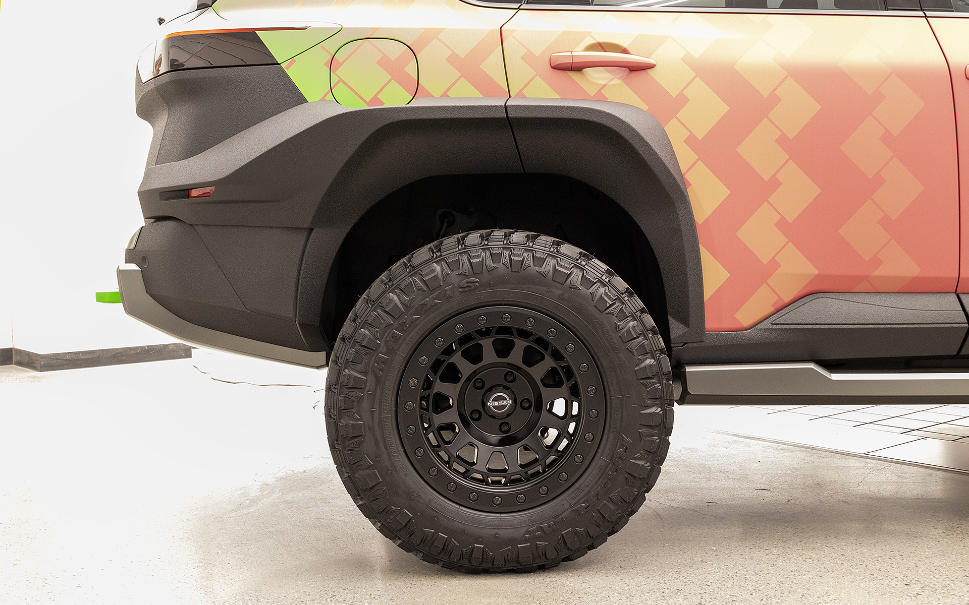 オーバーフェンダーも専用。タイヤに被せるのではなく、ひさしのように上向きのカバーにすることで車高をより高く見せている