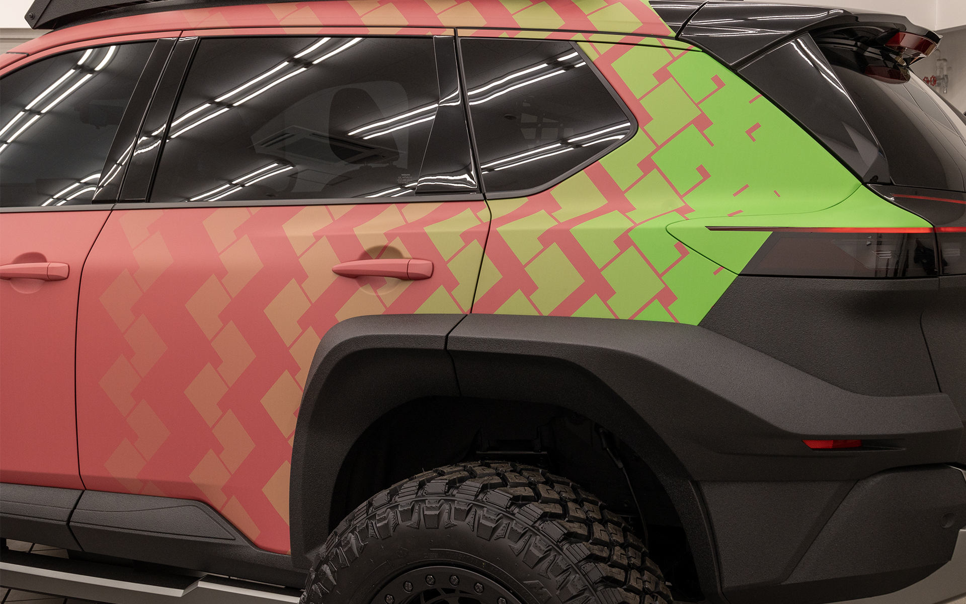 マットなピンクとグリーンは透明なフィルムにCMYKで調色した色をフィルム用のインクジェットプリンターで吹き付けているもの。デザイナーのイメージ通りの色味に合わせるのに何度も出力したという