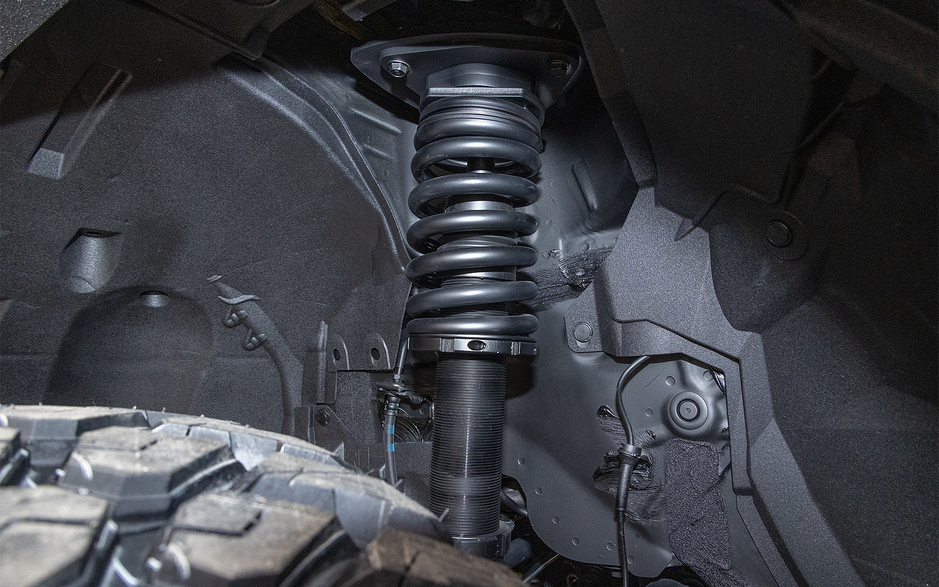 今回は走行を予定していないがサスペンションは専用品に交換。全長調整式の直巻スプリングを使うタイプのダンパーキットが付く