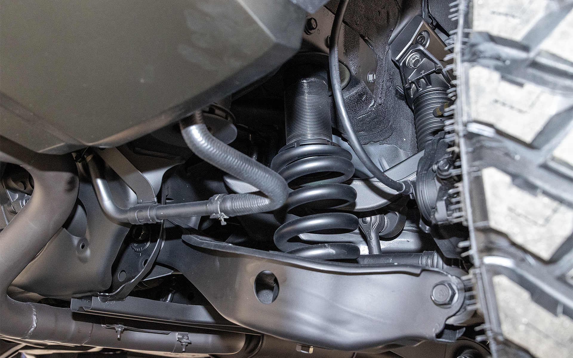 リアはダンパーとスプリングが別体構造。スプリングを自由長の長いものにし、さらにアッパーシートを車高調整できるアジャスタータイプに換えている