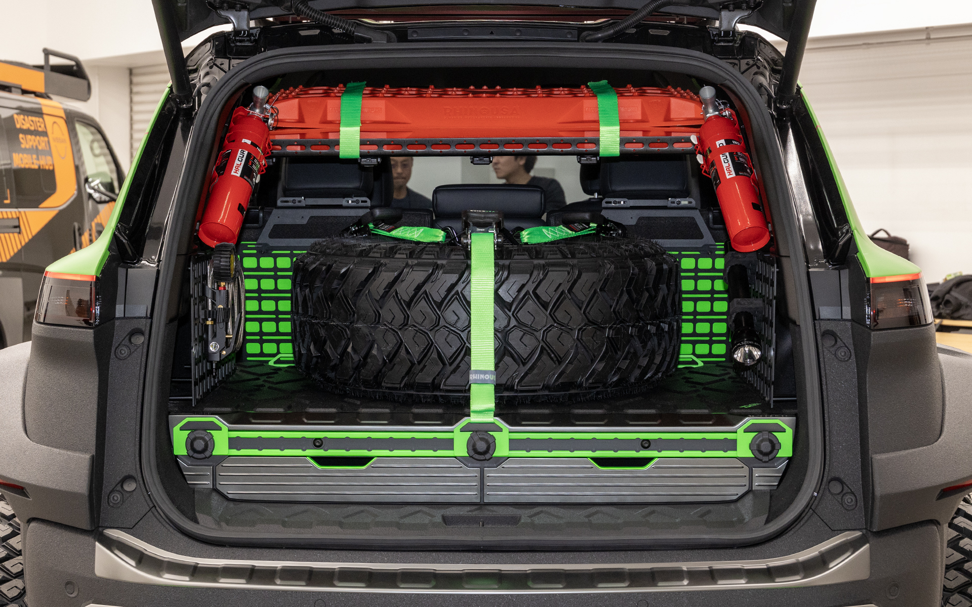 ラゲッジルームはタフなイメージで作られる。センターにスペアタイヤを固定。タイヤを固定するベルトが付くスライド式の固定ポイントは、海外向け車種に設定される純正アクセサリー