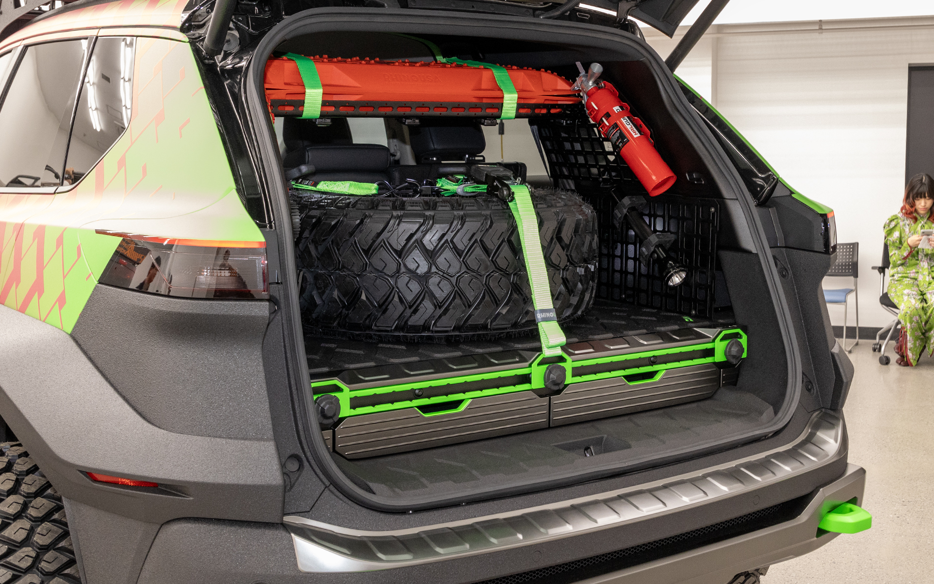 サイドには小物が固定できるメッシュパネルが付く